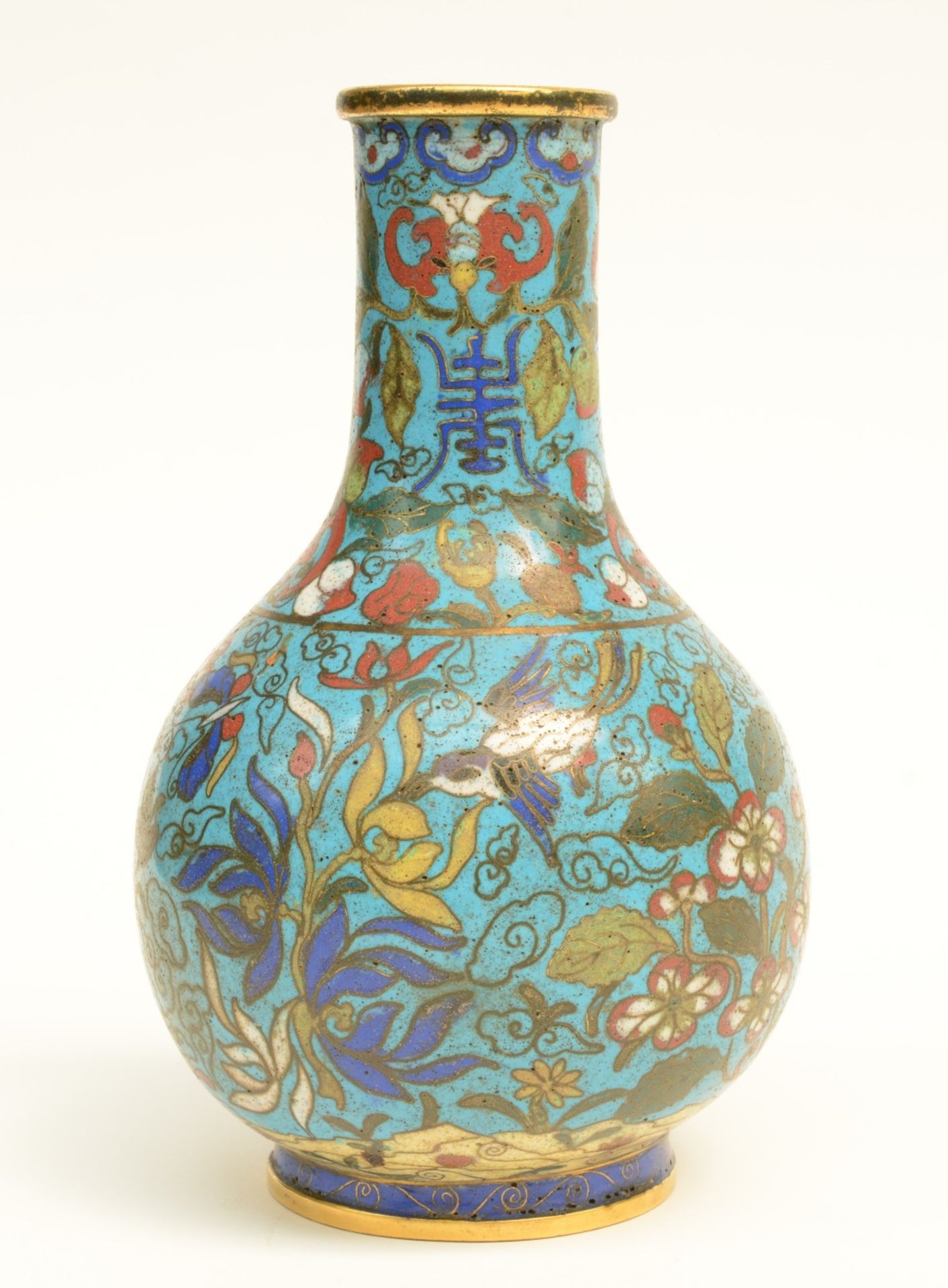 A small Chinese cloisonné bottle vase, 18thC, H 20 cm - Bild 3 aus 6