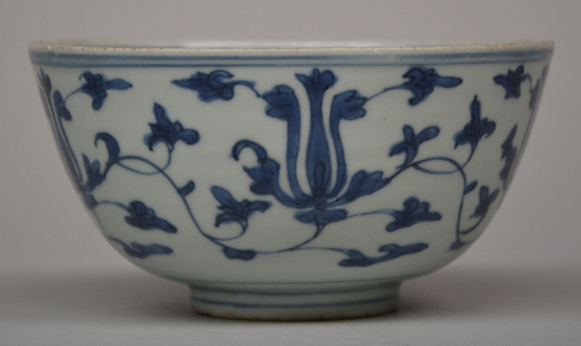 A Chinese blue and white bowl, overall decorated with lotus vines, Ming, H 9 - Diameter 17,5 cm ( - Bild 3 aus 8