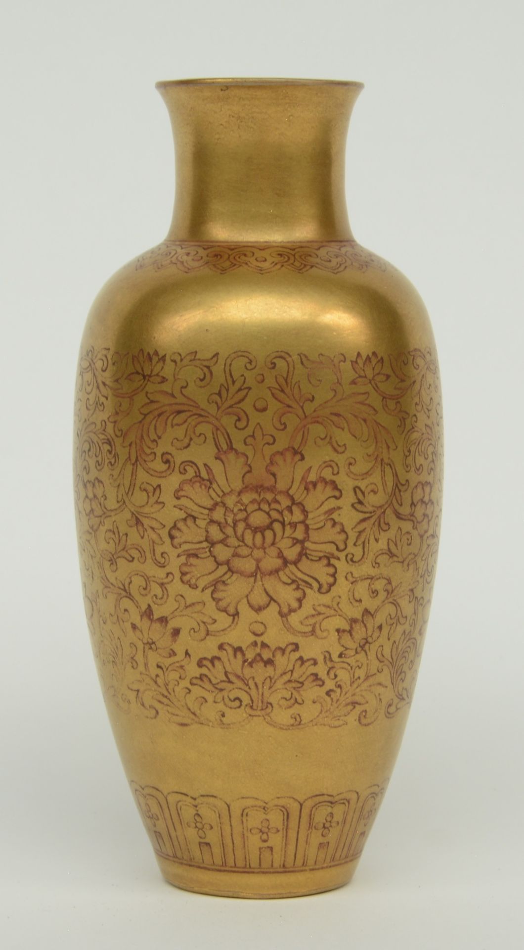 A fine Chinese gilt flower vase, marked Qianlong, 18thC, H 15,5 cm - Bild 3 aus 6