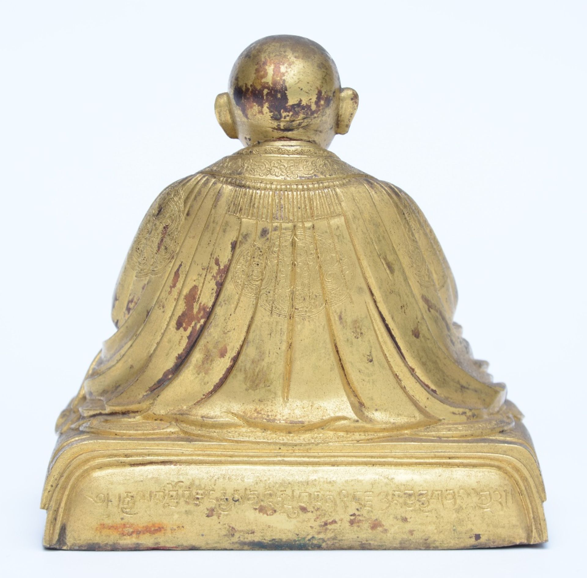 An Oriental gilt bronze lama, signed at the back, H 13,5 cm - Bild 3 aus 6
