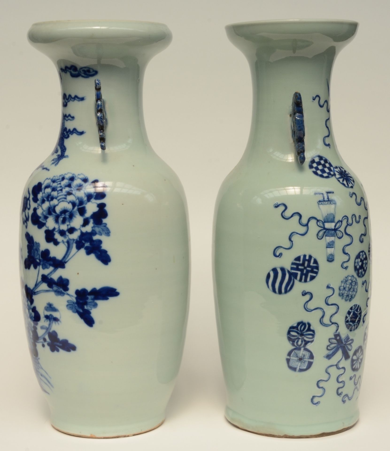 Two Chinese celadon-ground blue and white vases, one painted with a dragon and a phoenix, one vase - Bild 4 aus 9