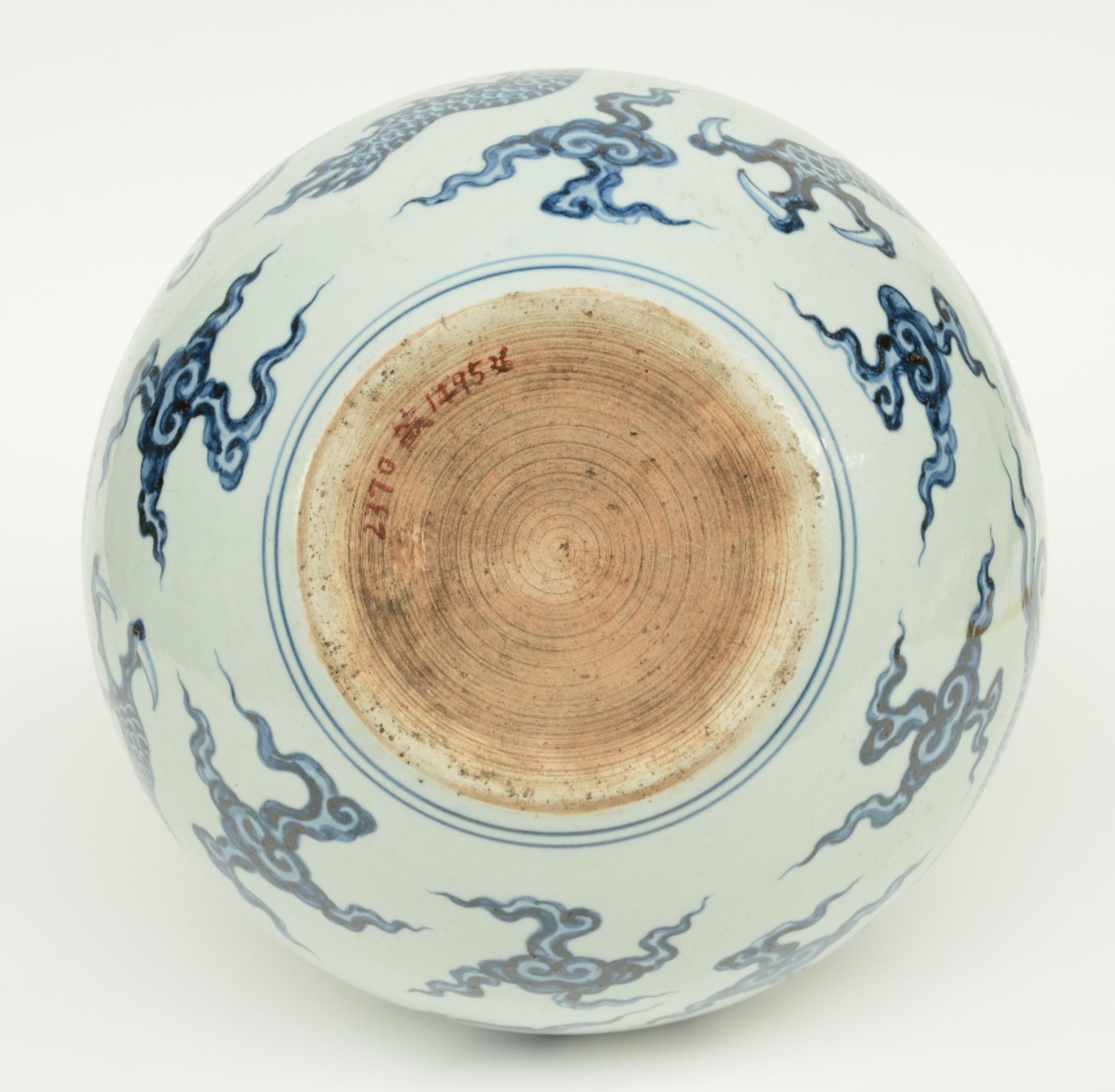 A Chinese blue and white dragon bottle vase, H 44 cm - Bild 6 aus 6