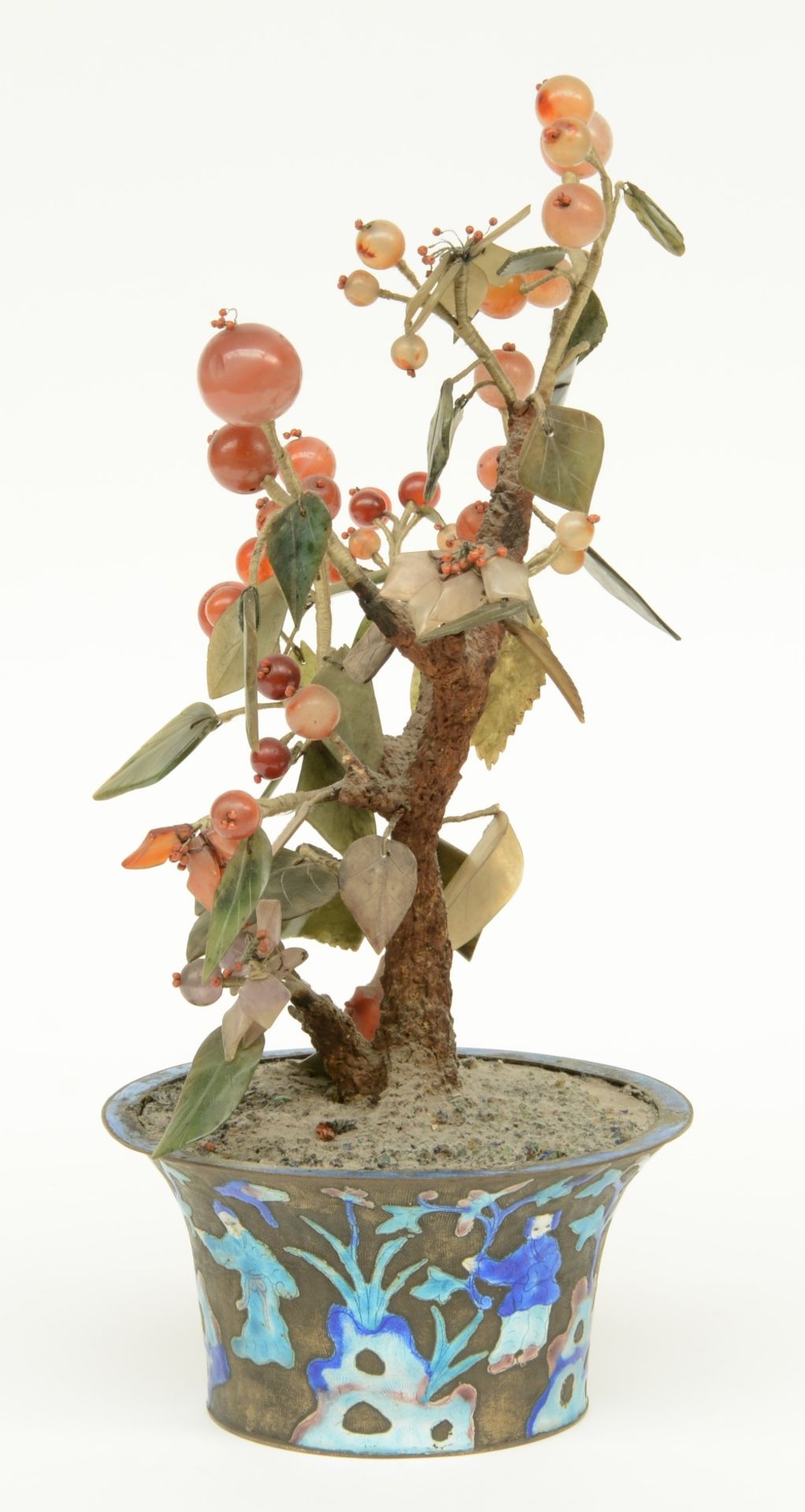 A Chinese ornamental tree with semi-precious stones in a brass enamel decorated jardiniere, H 36 cm - Bild 2 aus 6