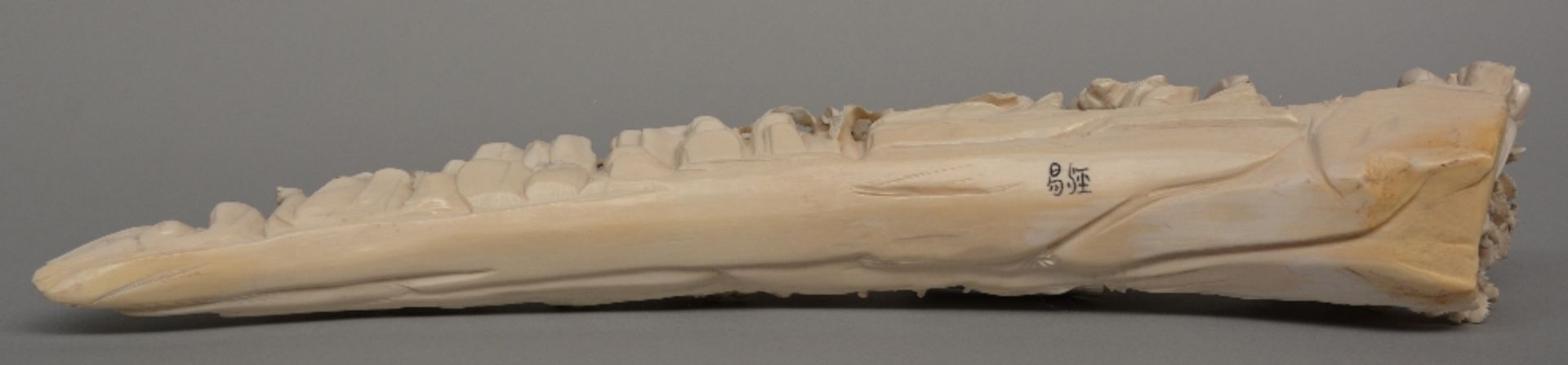 An ivory tusk carved with animated scenes, on a matching wooden base, first half of 20thC, L 45,5 cm - Image 6 of 7