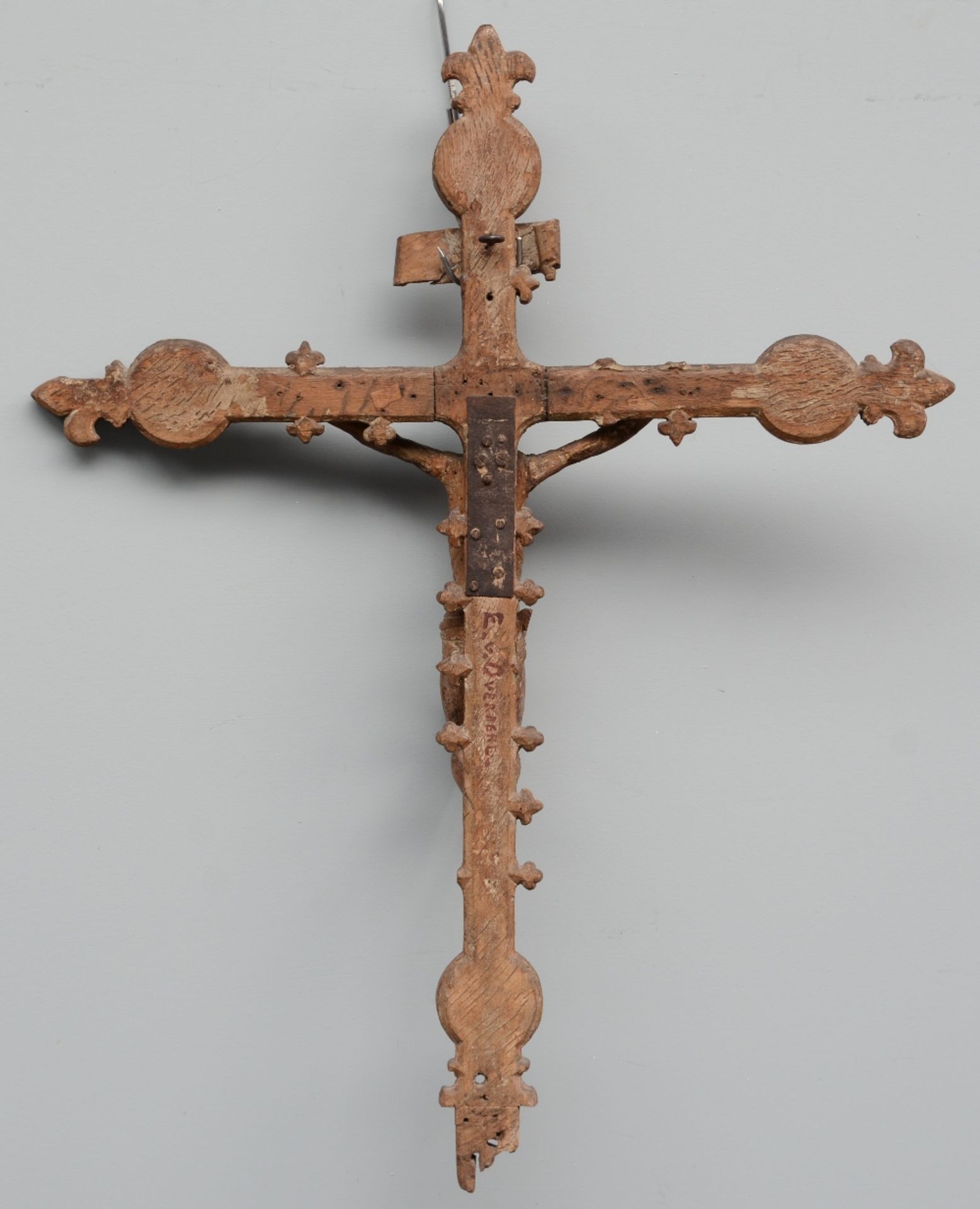 A 16thC oak crucifix, the cross decorated with animals from the Bestiary, traces of polychromy, - Bild 2 aus 5
