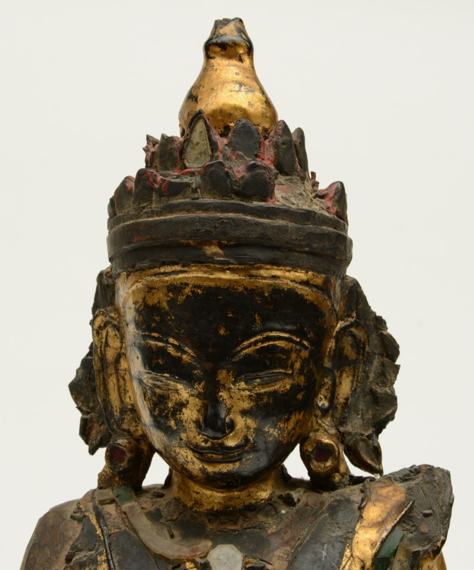 An Oriental polychrome and gilt lacquered wooden seated Buddha, decorated with glass plaques, H 52 - Bild 5 aus 6