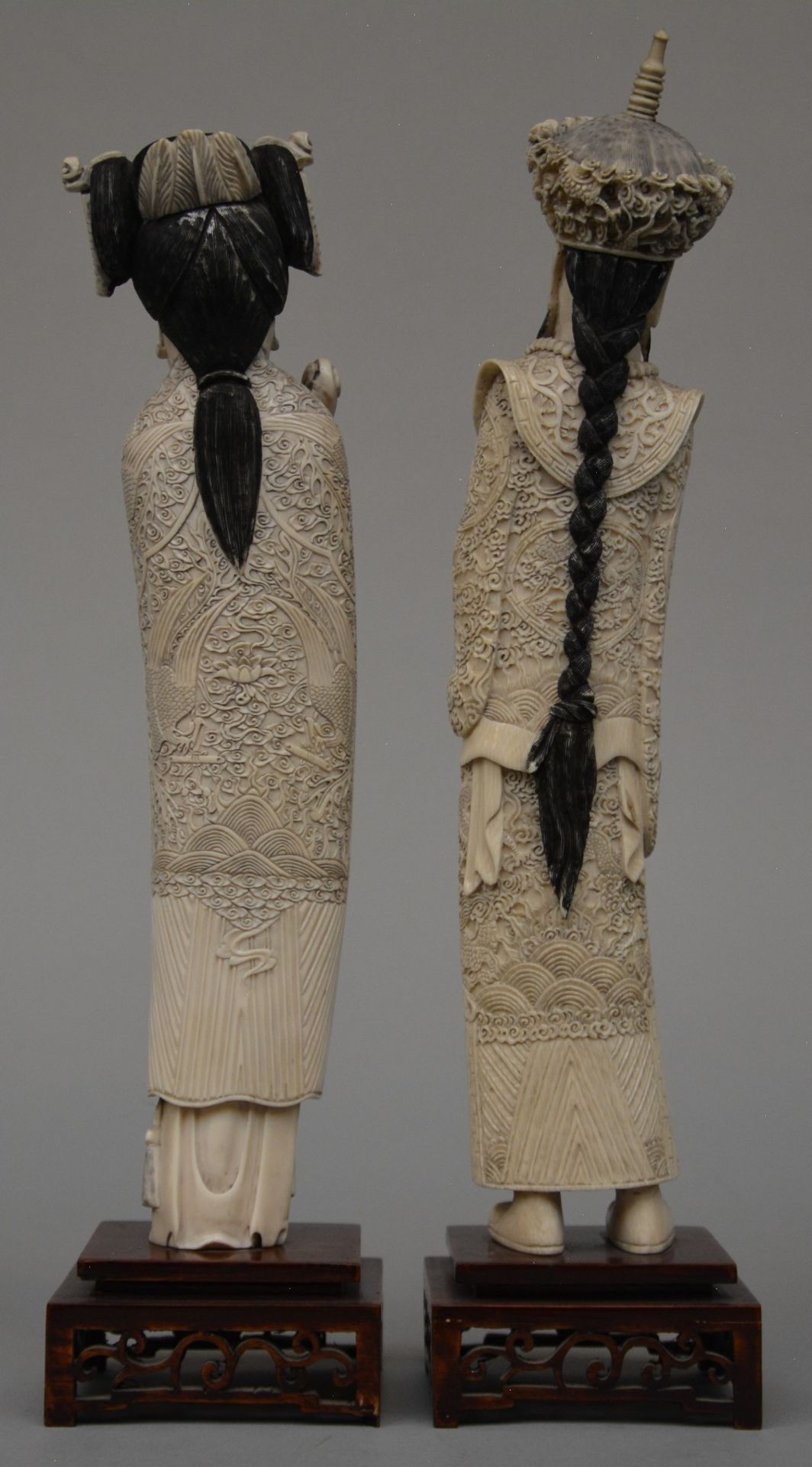 A pair of Chinese ivory figures of the imperial couple, on a fixed wooden base, scrimshaw decorated, - Bild 3 aus 5