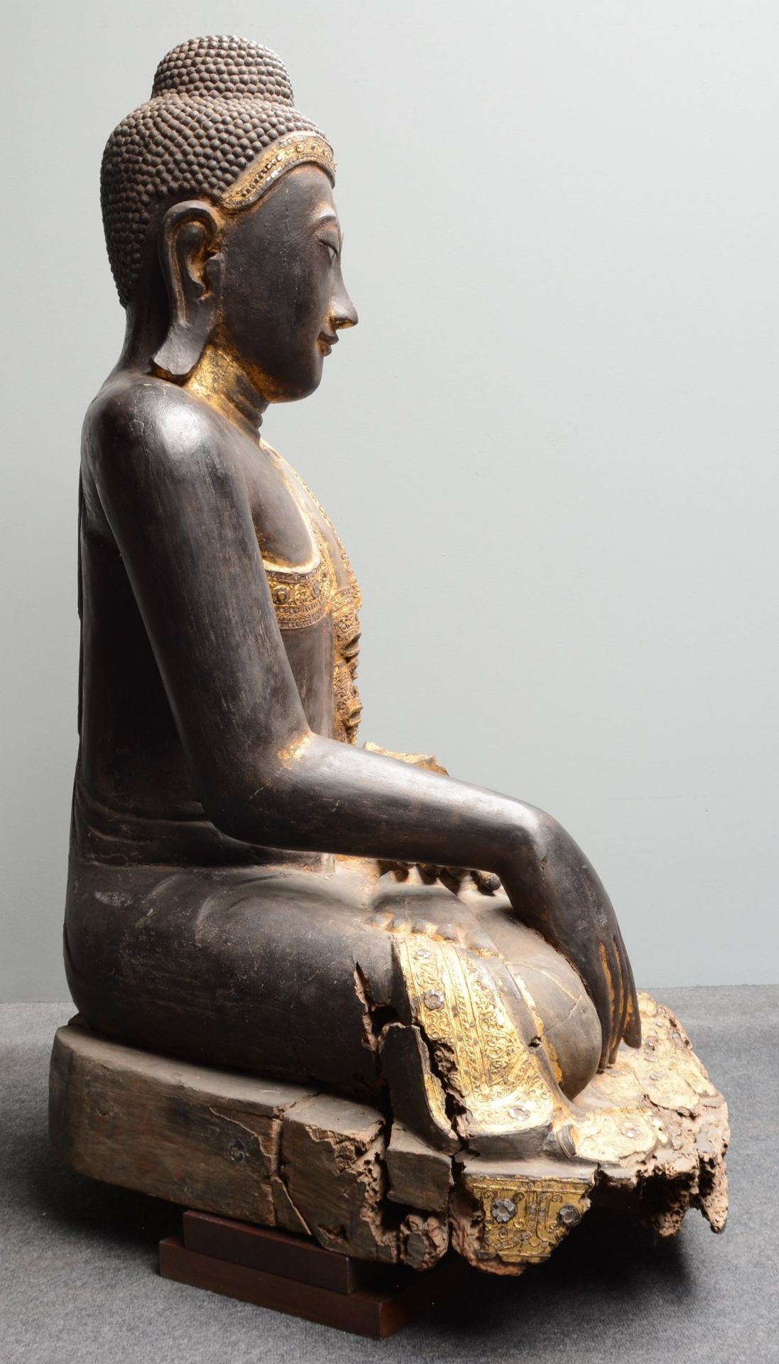 A rare Oriental gilt and polychrome decorated wooden Buddha, inlaid with rock crystal and other - Bild 4 aus 16