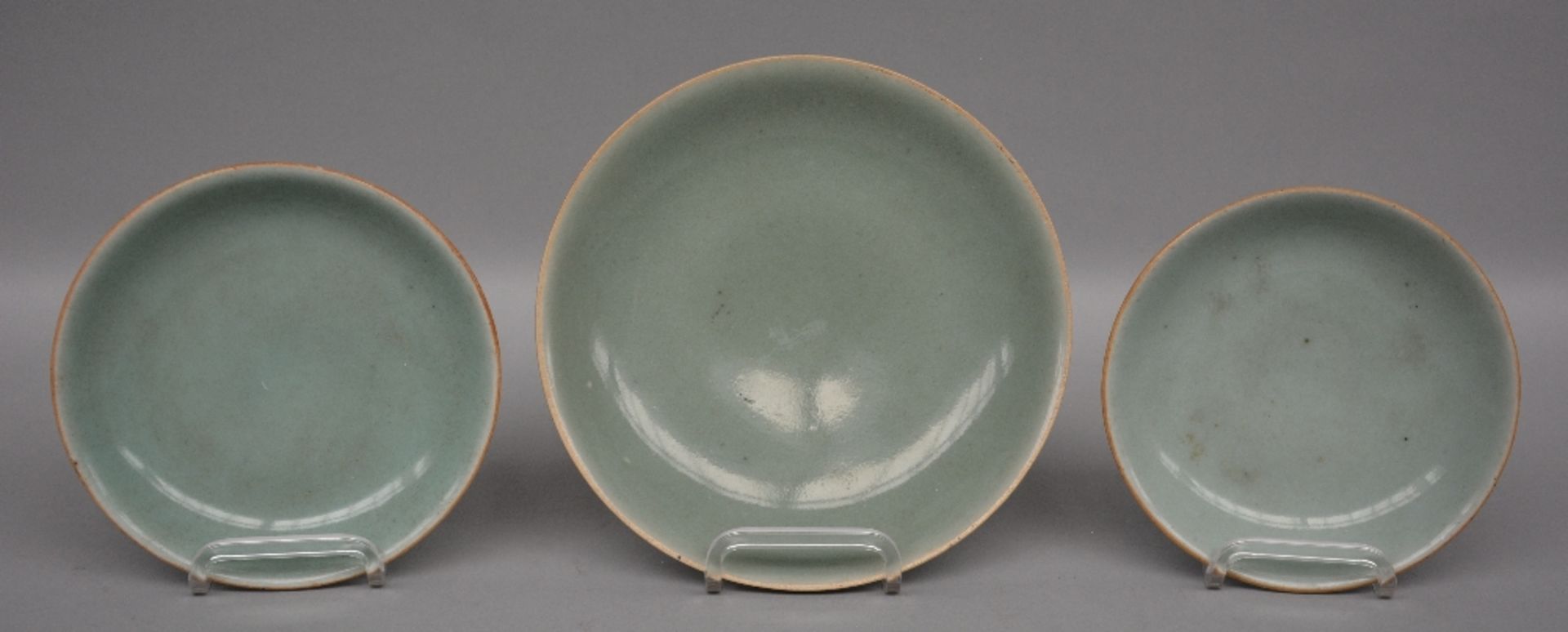 A pair of Chinese celadon vases and three ditto dishes, marked; added a pair of Chinese 'sang de - Bild 17 aus 18