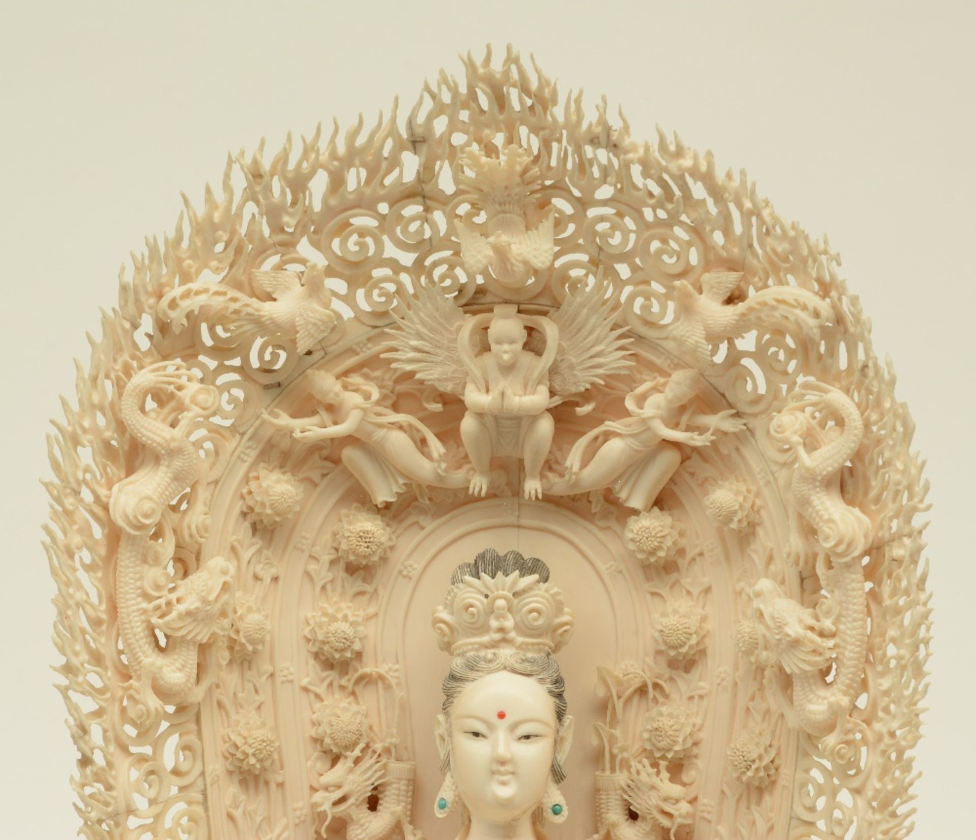A Chinese ivory Guanyin, scrimshaw decorated, inlaid with various semi-precious stones, on a - Bild 6 aus 7