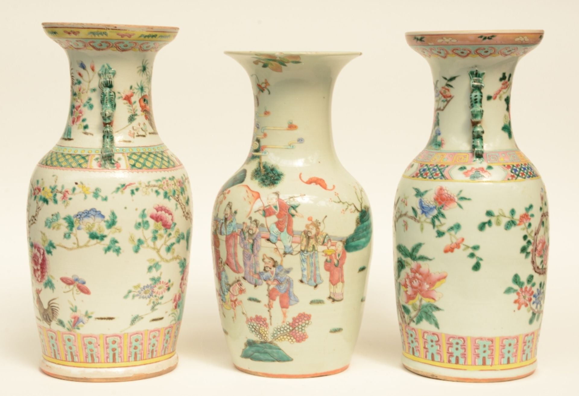 Three Chinese famille rose vases, one painted with the Eight Immortals, two painted with cockerels - Bild 2 aus 10