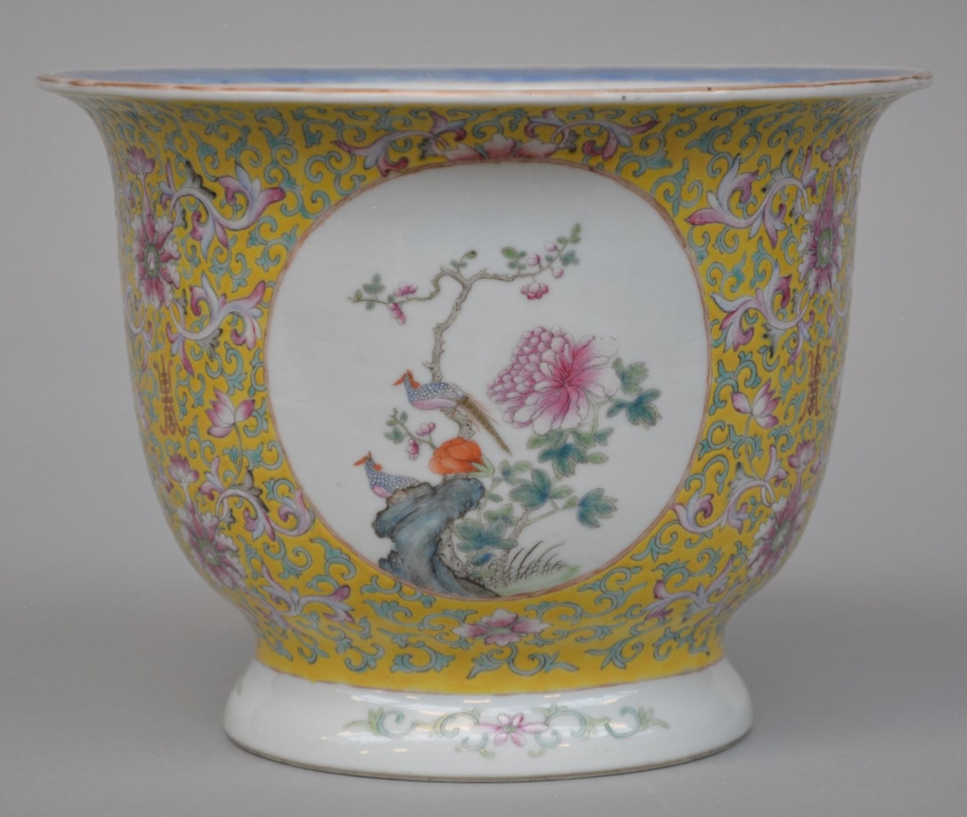 A Chinese famille rose and floral decorated cachepot in yellow background with matching plate, H - Bild 2 aus 9