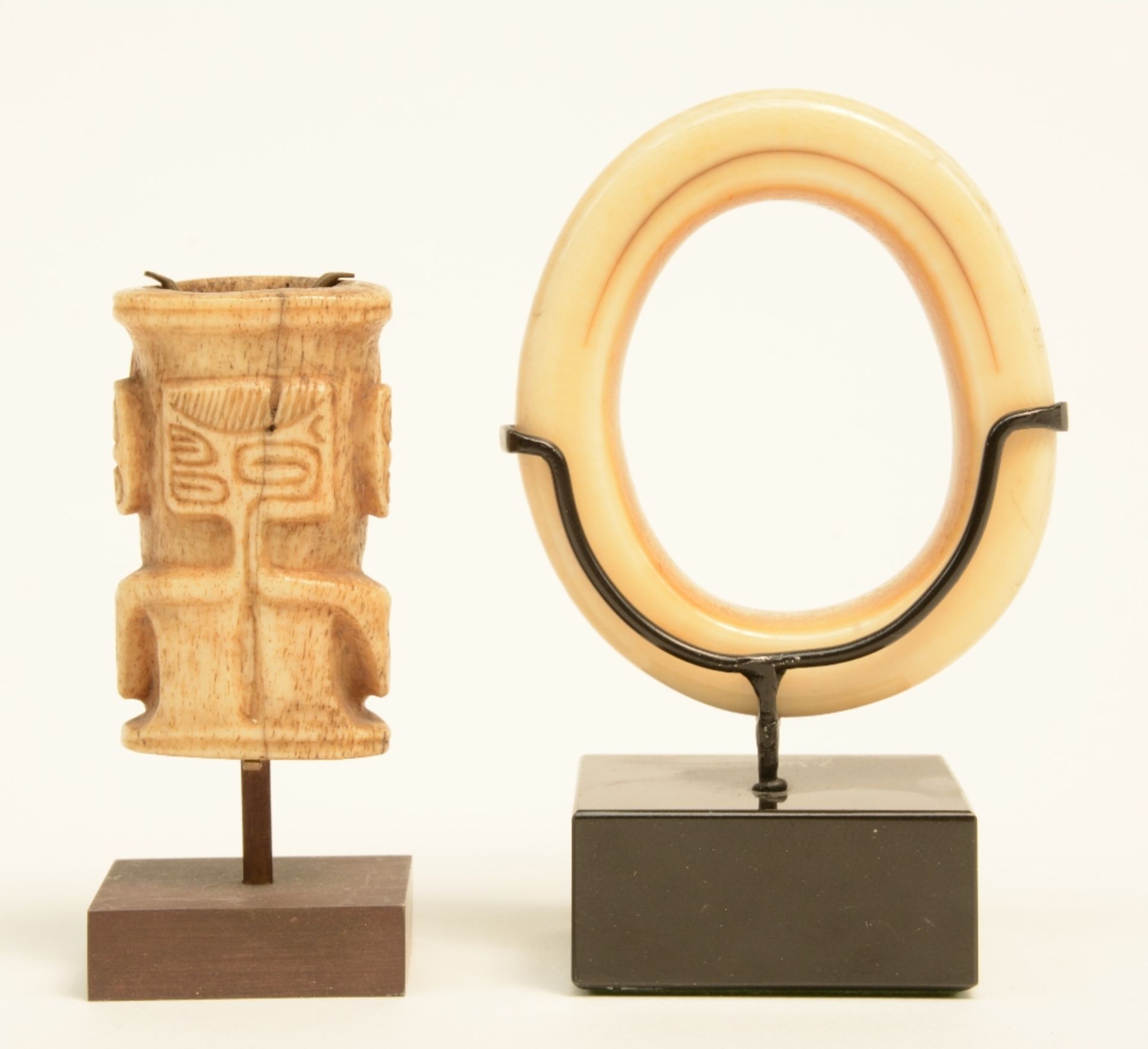 A ritual South American bone sculpture, on a metal base; added a hippopotamus ivory bracelet, with a - Bild 3 aus 4