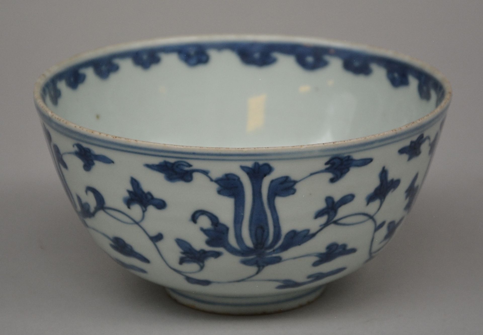 A Chinese blue and white bowl, overall decorated with lotus vines, Ming, H 9 - Diameter 17,5 cm ( - Bild 2 aus 8