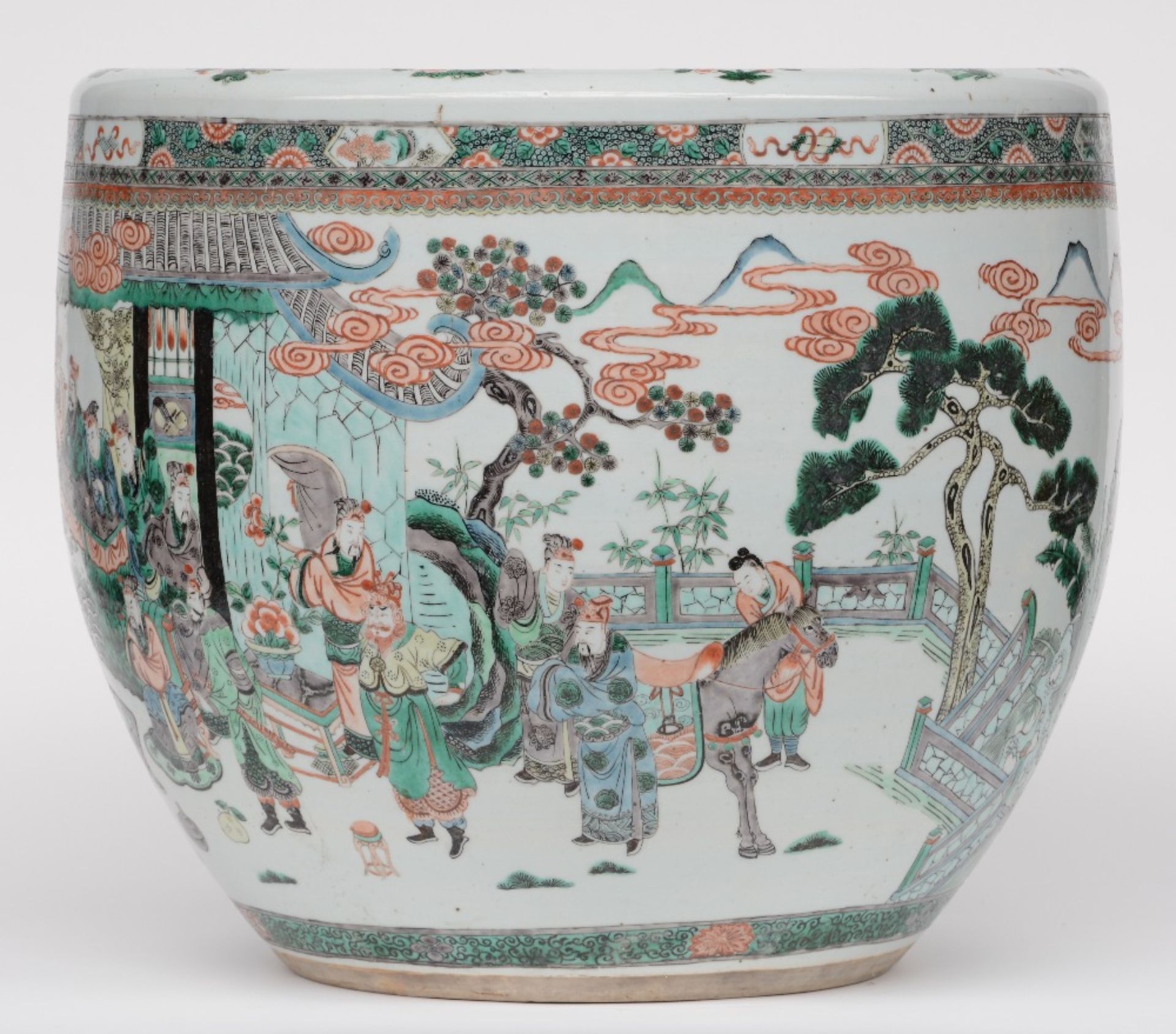 A Chinese famille verte cachepot with an animated scene, 19thC, H 45,5 - Diameter 54,5 cm (crack - Bild 3 aus 10