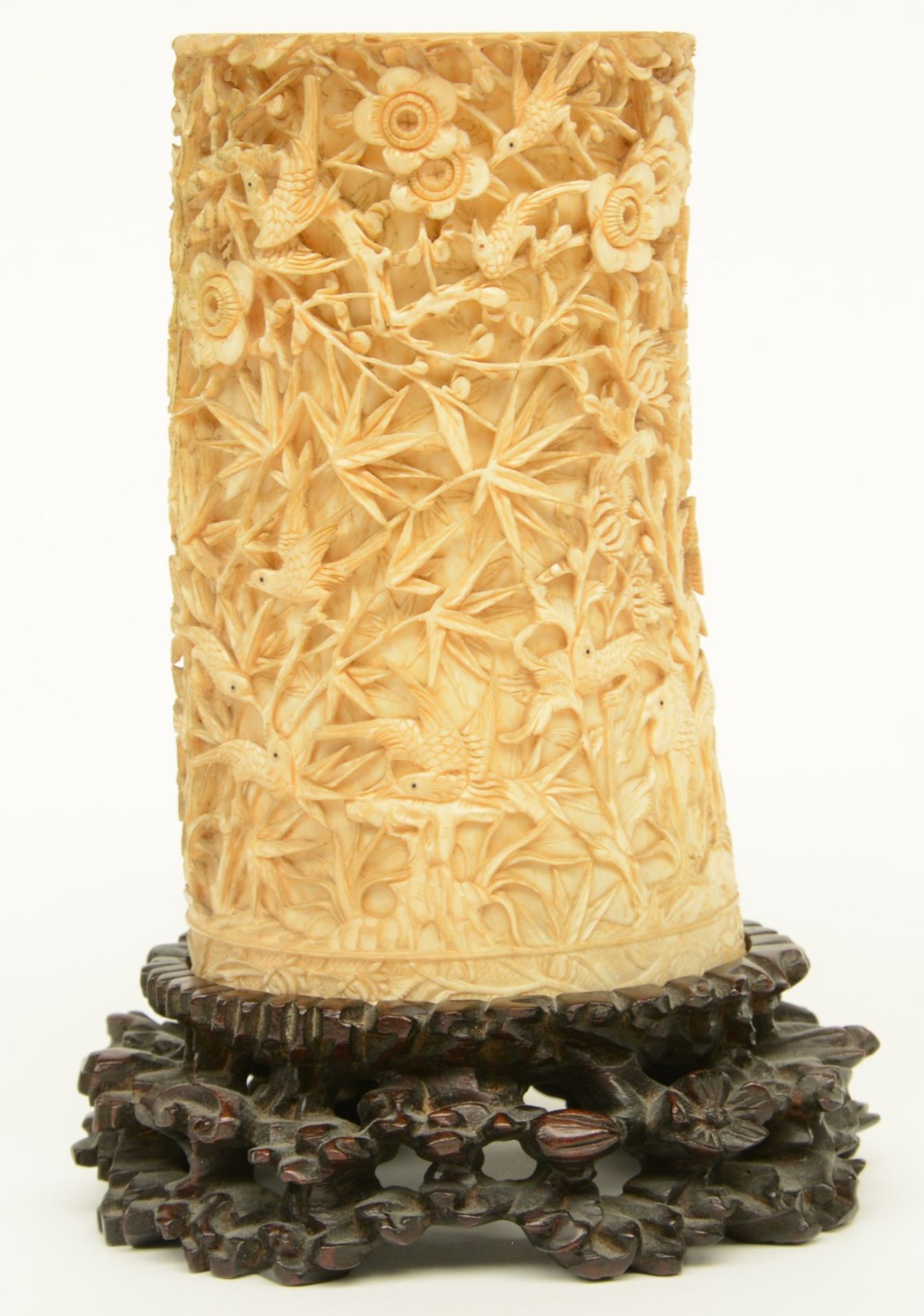 A late 19thC Chinese ivory tube, alto-relievo sculpted with various birds in a garden, H 21,5 cm ( - Bild 3 aus 6
