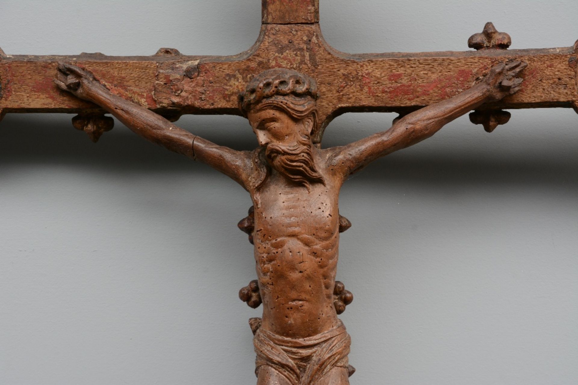 A 16thC oak crucifix, the cross decorated with animals from the Bestiary, traces of polychromy, - Bild 3 aus 5