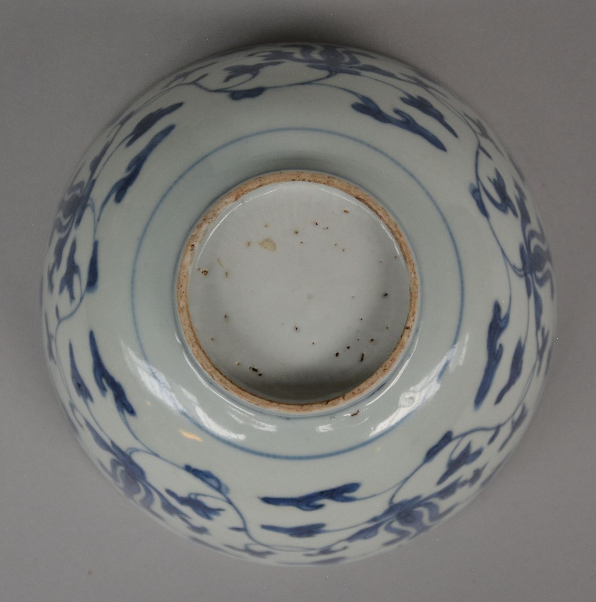 A Chinese blue and white bowl, overall decorated with lotus vines, Ming, H 9 - Diameter 17,5 cm ( - Bild 8 aus 8