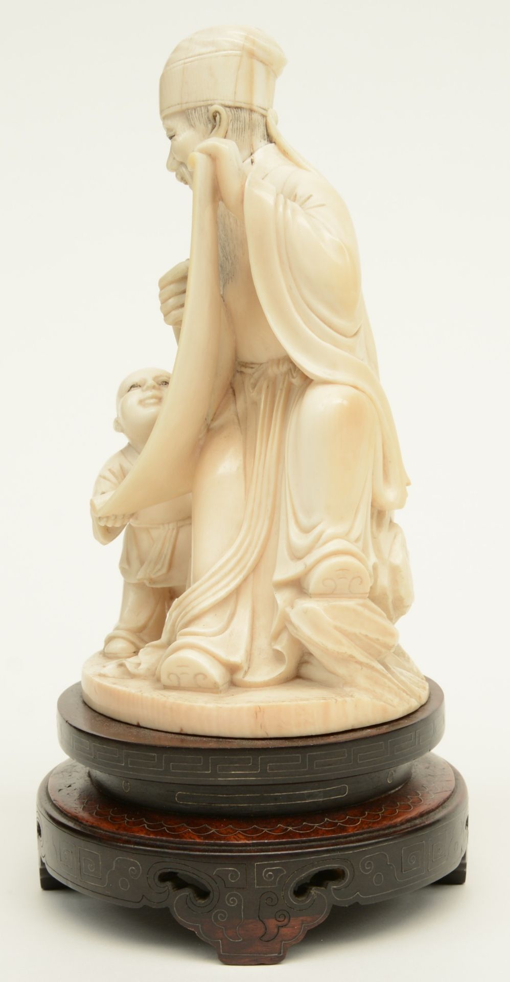 A late Qing dynasty ivory sculpture depicting a sage and his young pupil, refined scrimshaw - Bild 2 aus 6