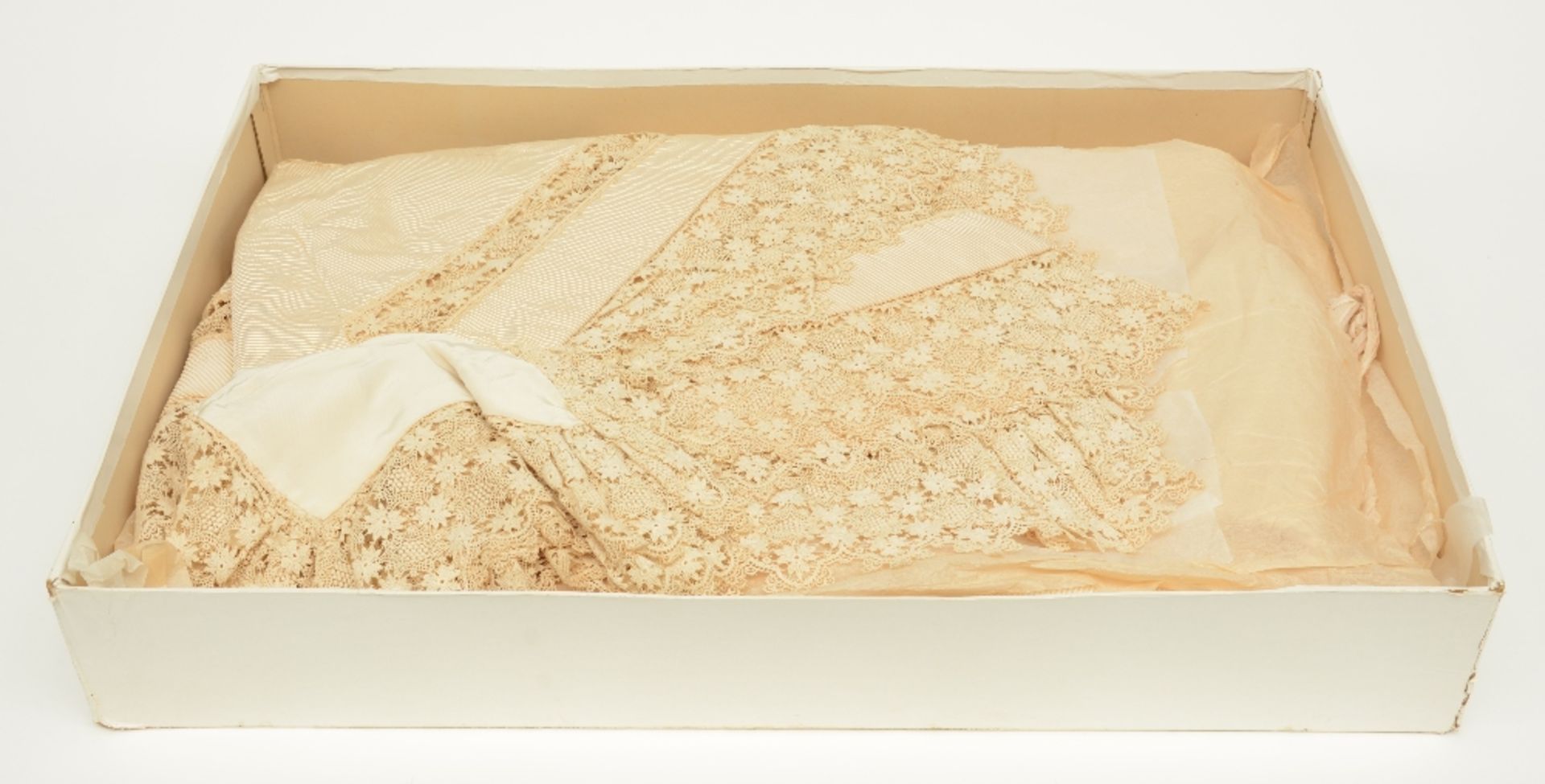 An important lot of the 19th and early 20thC Flemish lace; according to the matching documents - Image 11 of 16