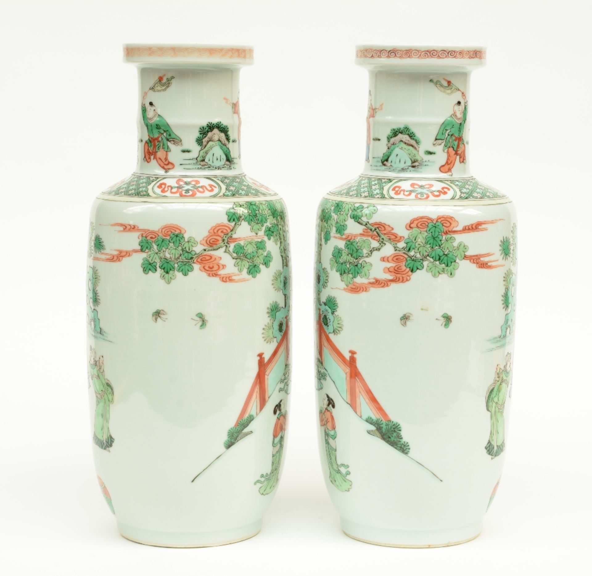 A fine pair of Chinese rouleau shaped vases, famille verte overall decorated with an animated scene, - Bild 3 aus 6