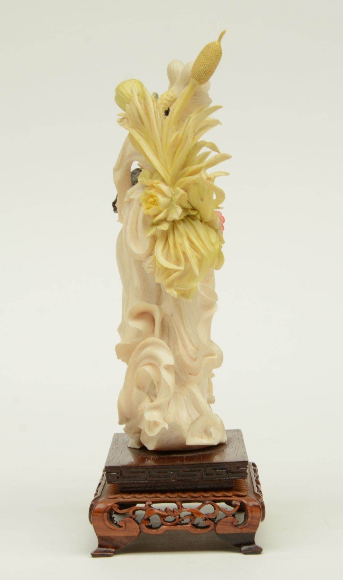 A Chinese ivory sculpture, polychrome decorated, depicting a court lady holding a flower basket, - Bild 4 aus 6
