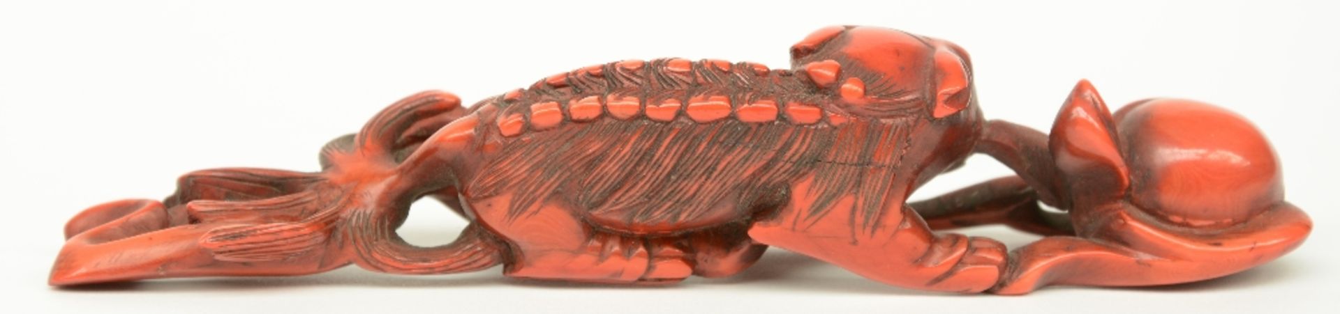 A Chinese monochrome red ivory sculpture depicting a mythological animal, on a wooden base, 19thC, H - Bild 6 aus 8