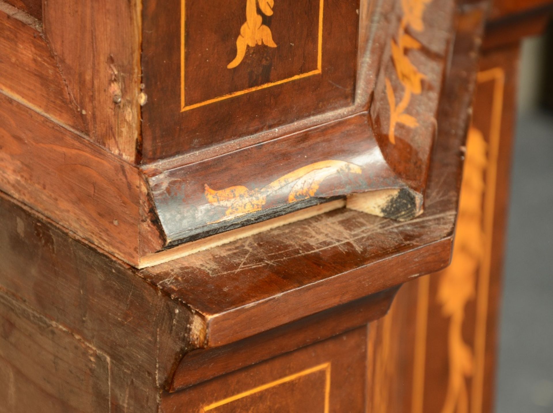 A Dutch rosewood and floral marquetry veneered china display cabinet, H 219,5 - W 125 - D 43 cm - Bild 7 aus 7