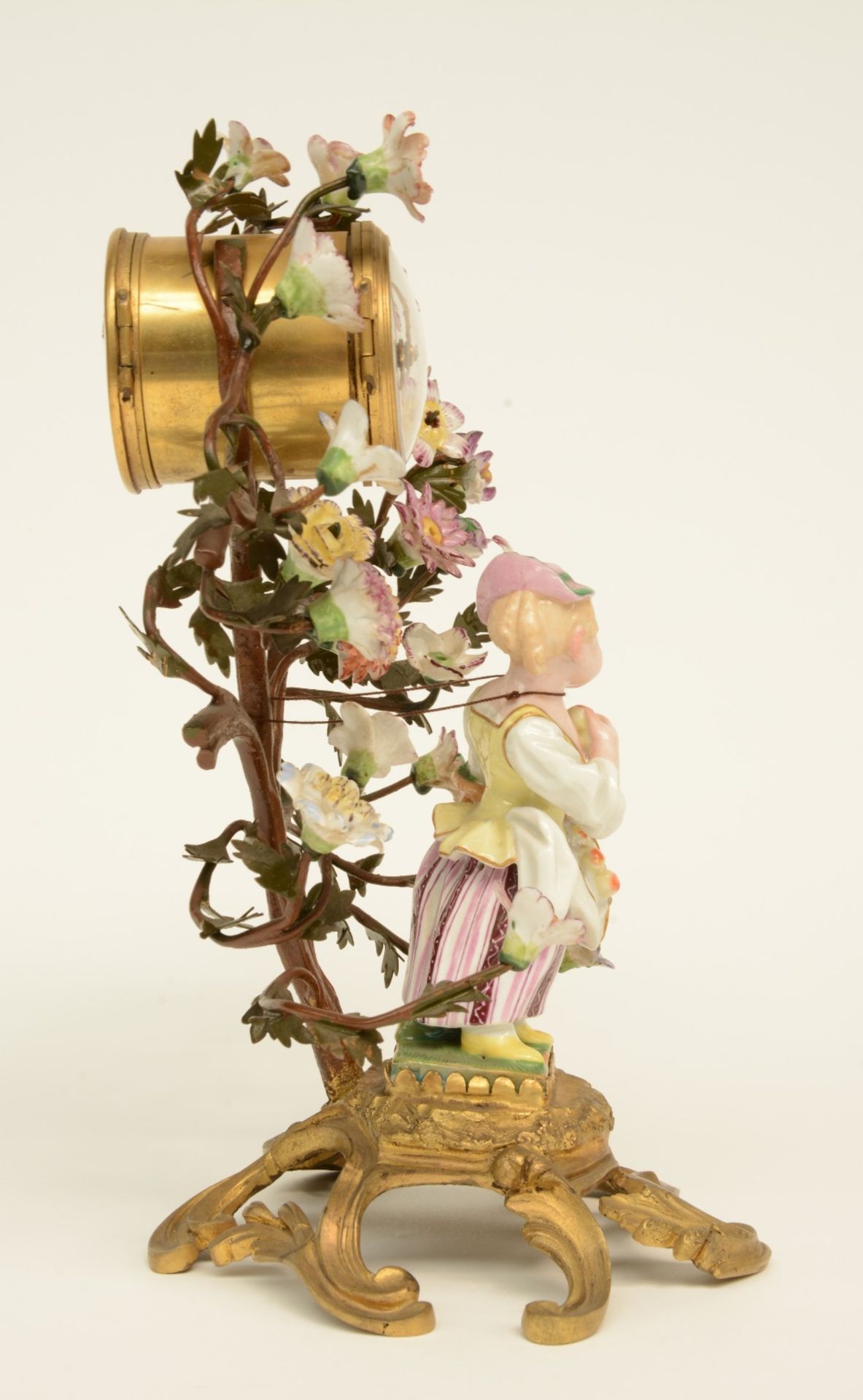 A charming Rococo style mantelclock in the Berlin manner, the bronze mounts gilded and polychrome - Image 4 of 8