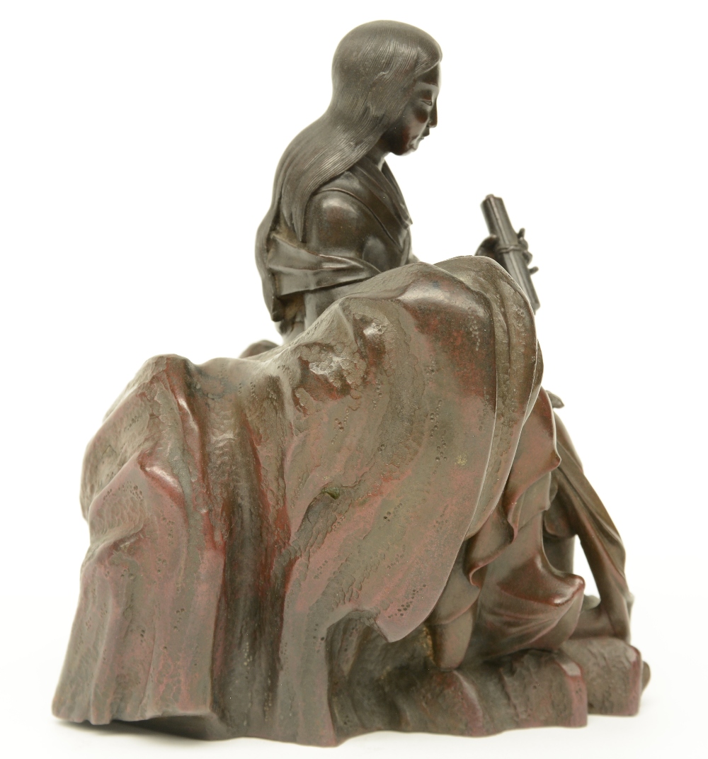 A Chinese bronze Guanyin sitting on a rock, 19thC, H 16 cm - Image 4 of 6