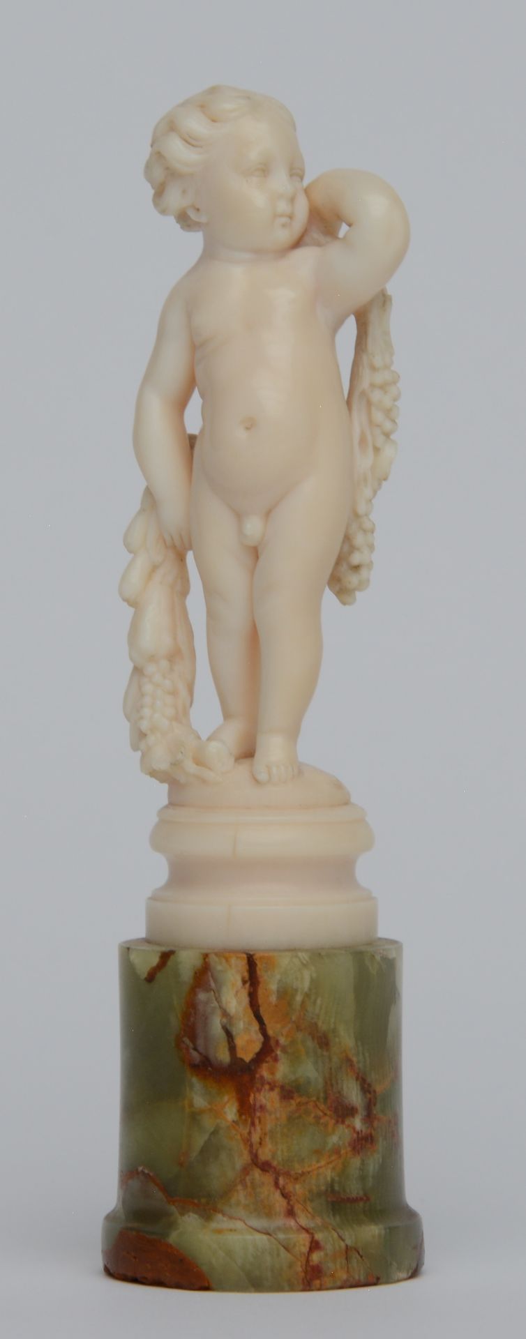 An ivory putto on a ditto base fixed on a Neoclassical Italian onice verde pedestal, Dieppe, ca. - Image 2 of 6