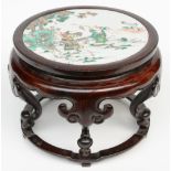 A Chinese wooden stool with a famille verte plaque decorated with a genre scene, Kangxi, H 24,5 -