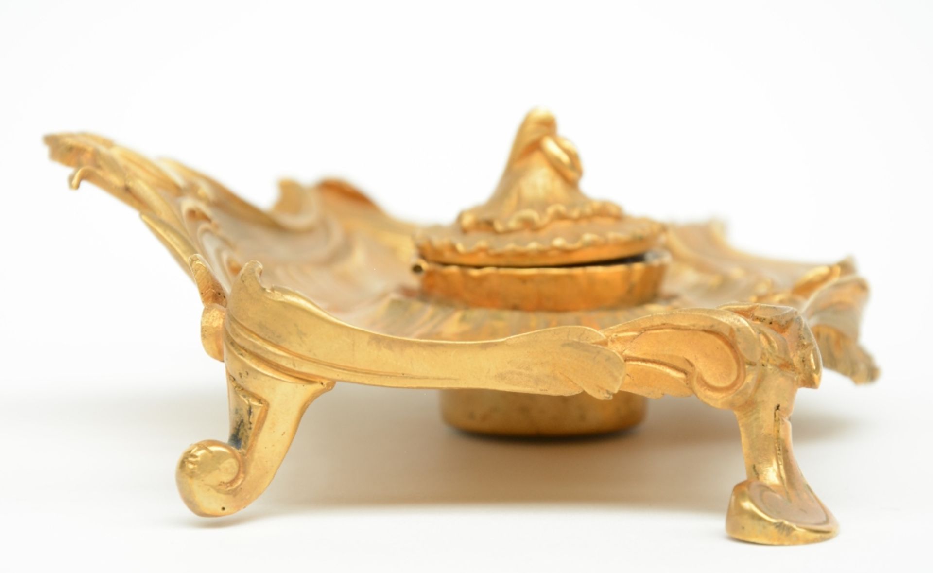 A fine LXV style ormolu bronze ink stand with a ditto pair of candlesticks, 19thC, H 9 - B 19 - D - Bild 3 aus 8