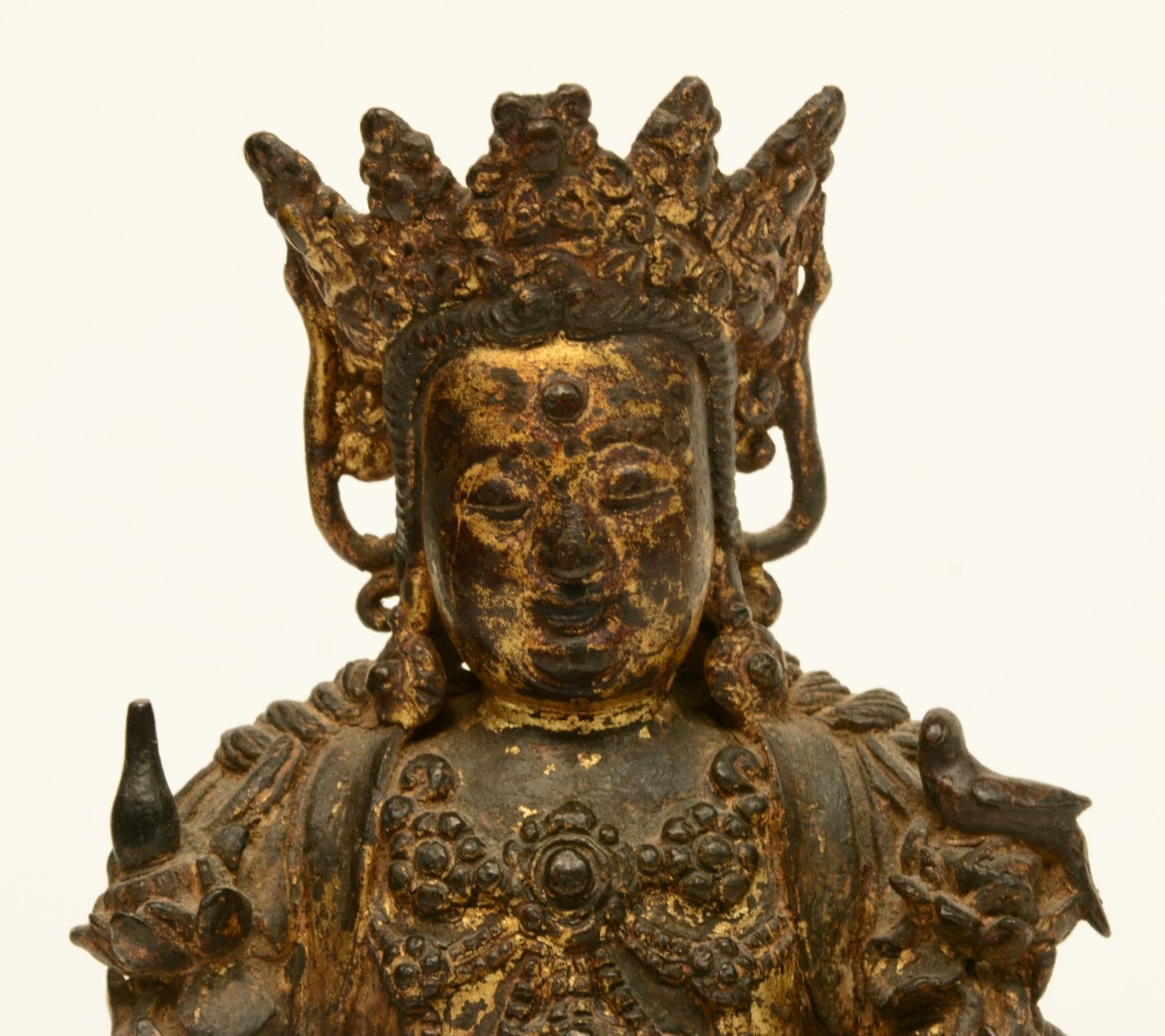 A Chinese gilt bronze Buddha, with polychrome traces, probably Ming, H 20 cm - Bild 2 aus 6
