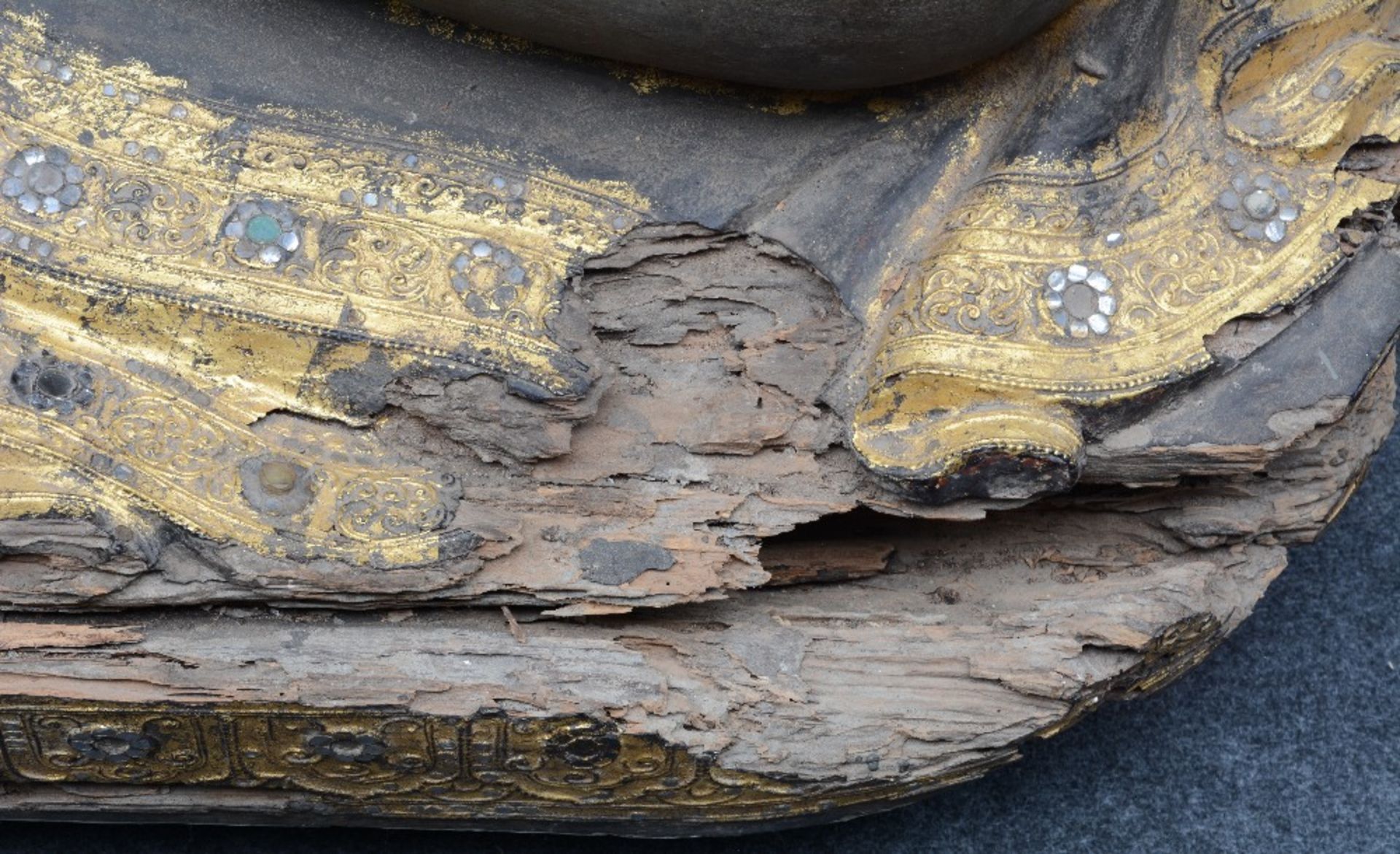 A rare Oriental gilt and polychrome decorated wooden Buddha, inlaid with rock crystal and other - Bild 9 aus 16