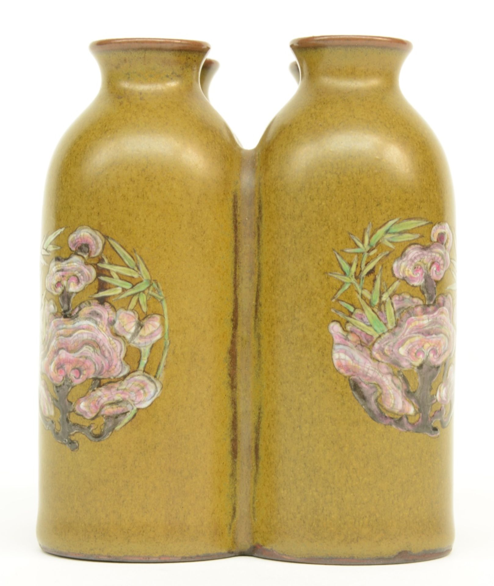 Four attached Chinese tea-dust glaze and famille rose miniature vases, Yongzheng mark, H 9,5 cm - Bild 2 aus 8