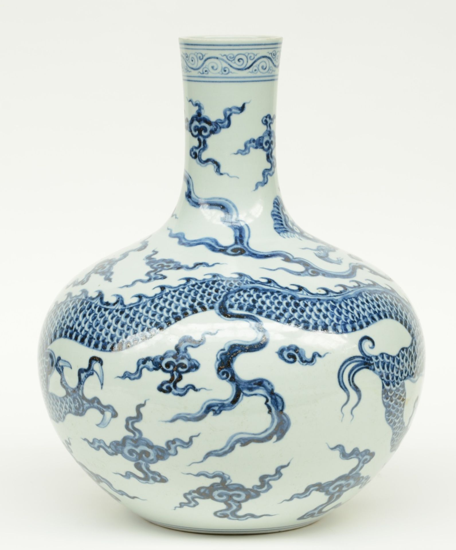 A Chinese blue and white dragon bottle vase, H 44 cm - Bild 4 aus 6
