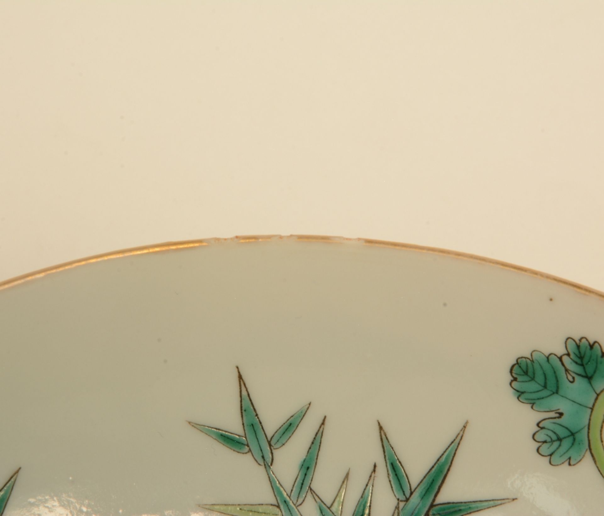A Chinese polychrome decorated bowl painted on both inner side and outer side with a bamboo branch - Bild 8 aus 8