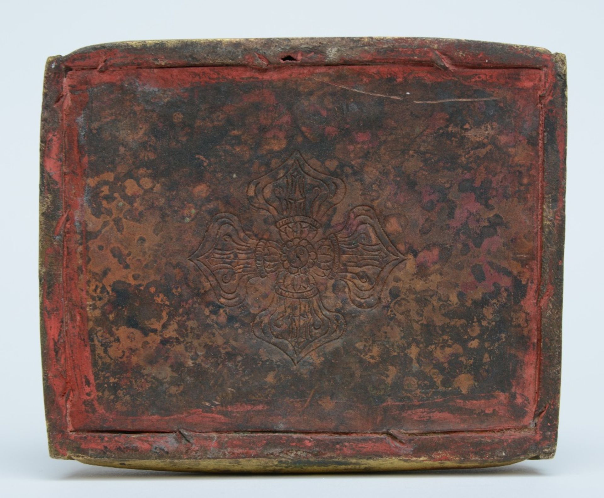 An Oriental gilt bronze lama, signed at the back, H 13,5 cm - Bild 6 aus 6