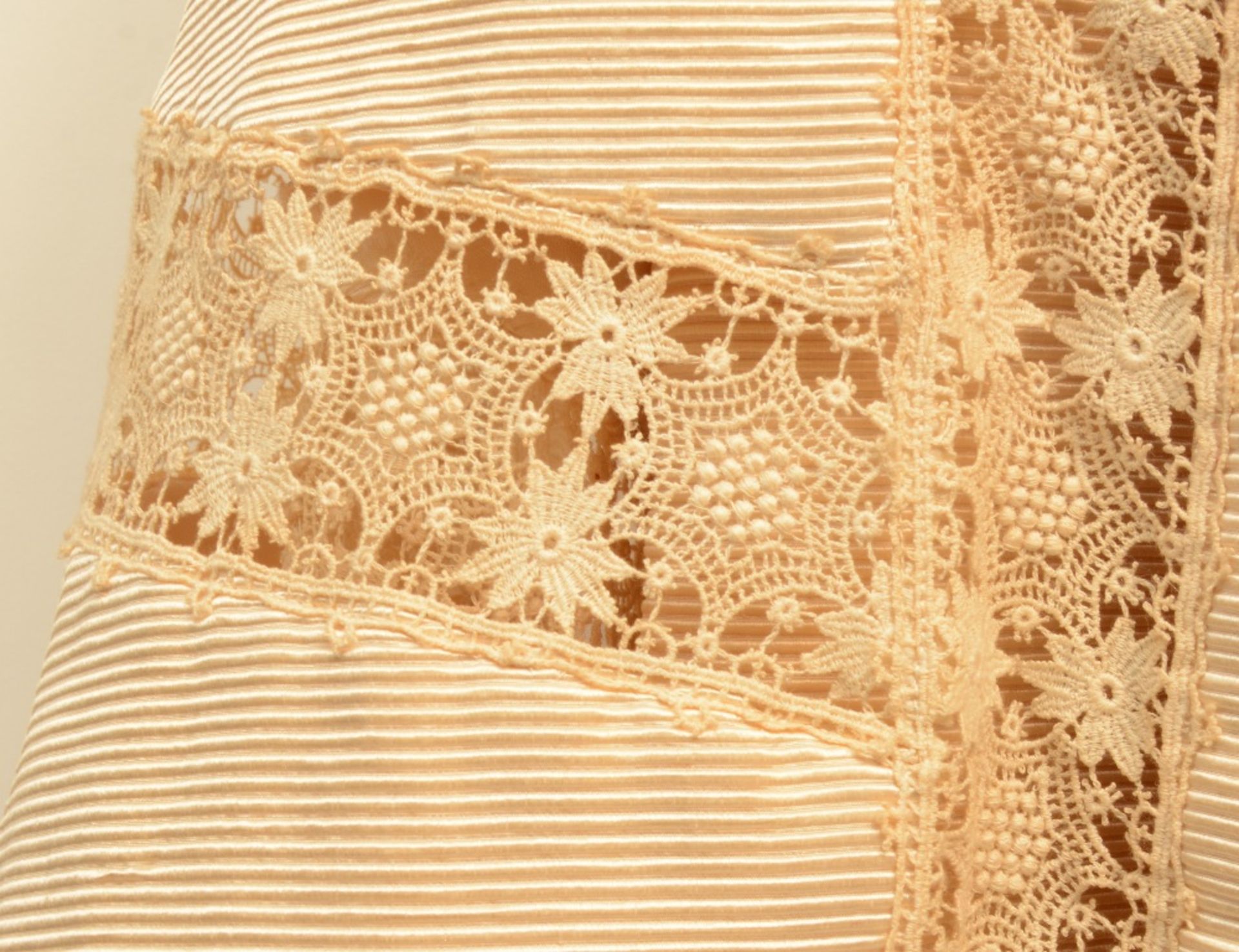 An important lot of the 19th and early 20thC Flemish lace; according to the matching documents - Image 4 of 16