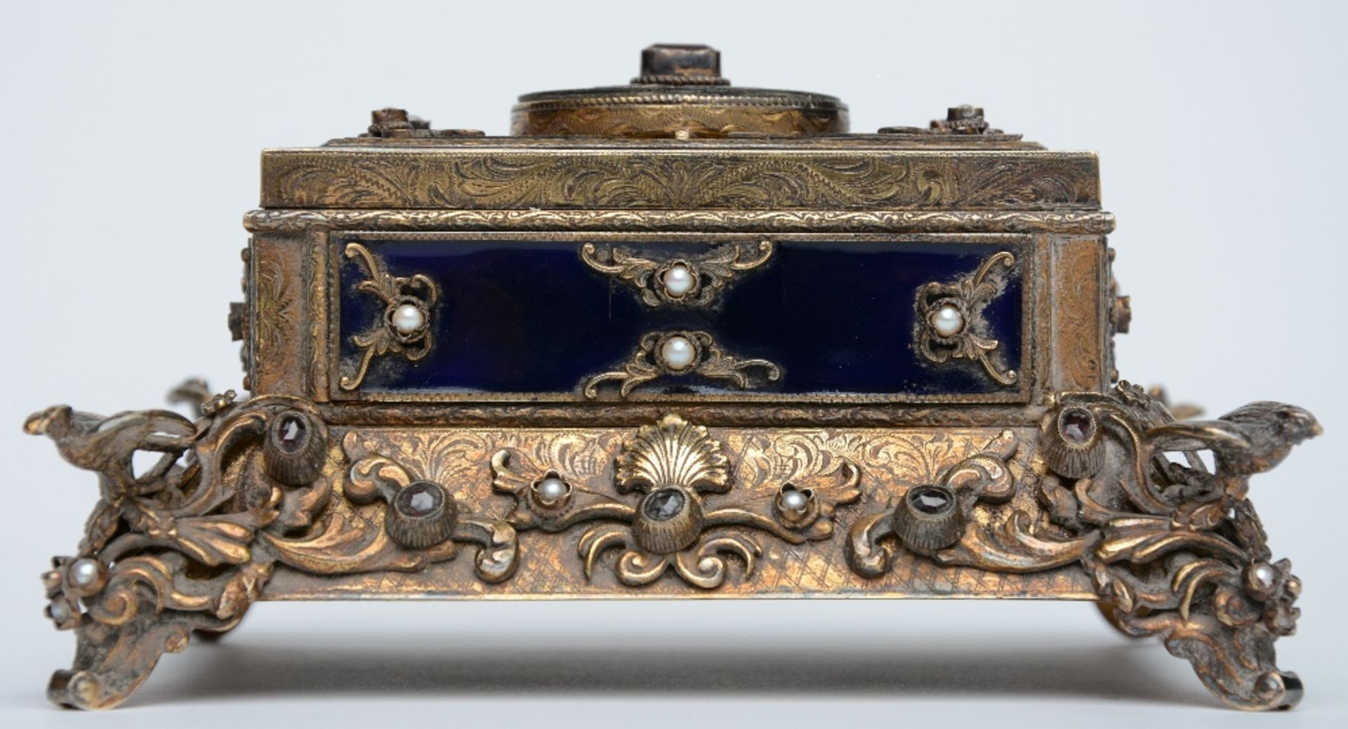 An exceptional gilt silver music box, partially cobalt blue enamelled, ruby set and inlaid with - Bild 5 aus 11