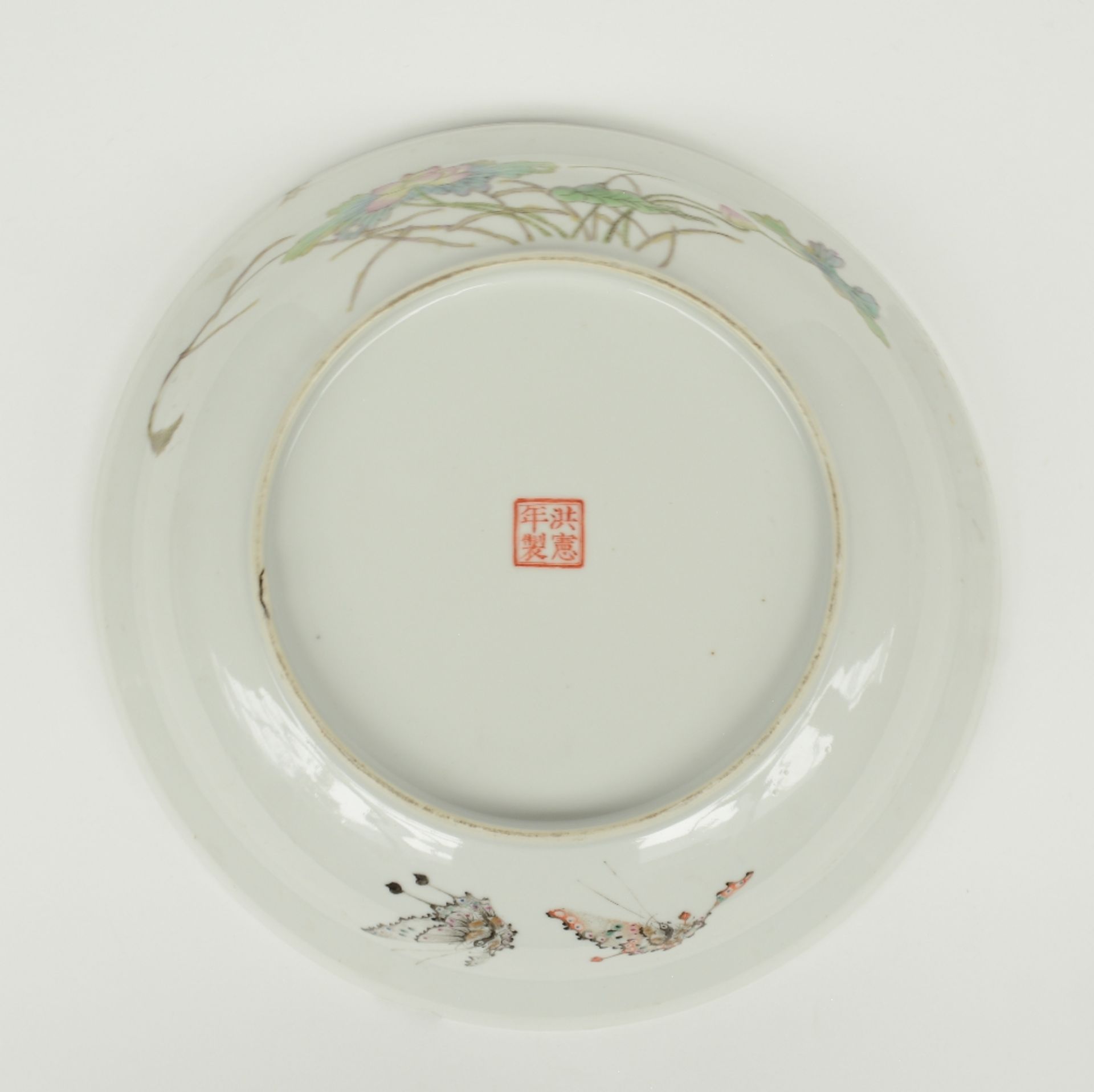 A Chinese famille verte jardinière decorated with landscapes, figures and floral motifs, 19thC; - Bild 12 aus 21