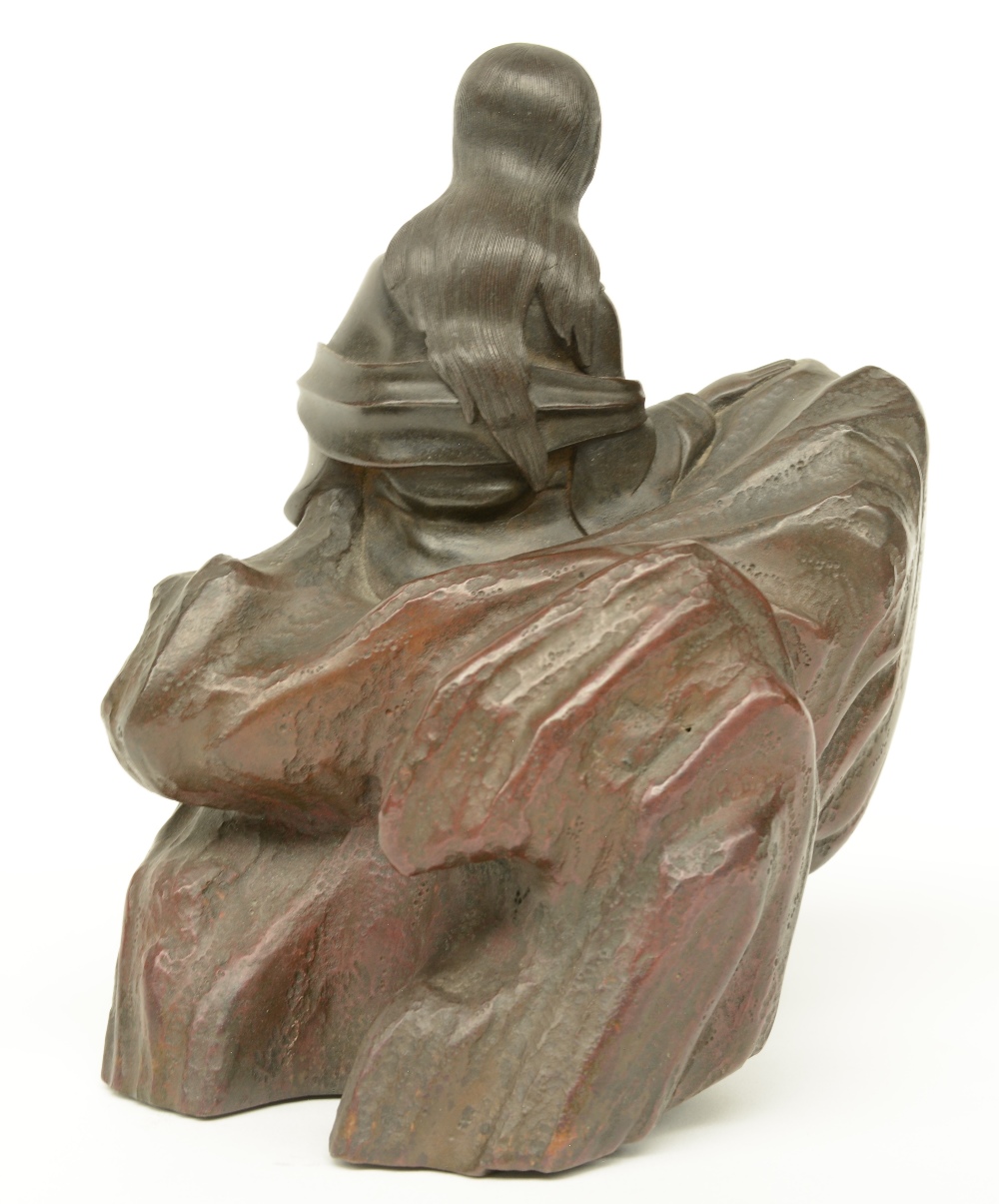 A Chinese bronze Guanyin sitting on a rock, 19thC, H 16 cm - Image 3 of 6