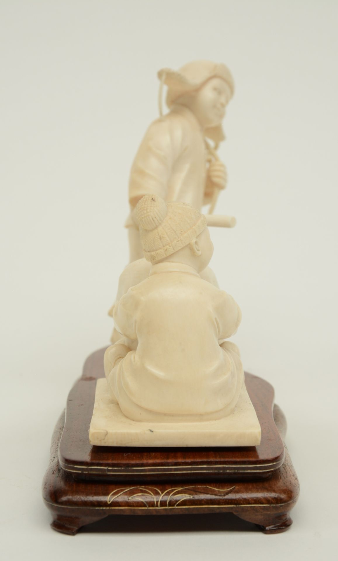 A Chinese ivory group depicting a winter scene with playing children, first half 20thC, H 7,5 - 12,4 - Image 4 of 6