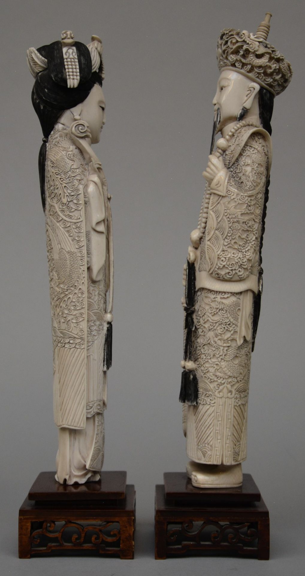 A pair of Chinese ivory figures of the imperial couple, on a fixed wooden base, scrimshaw decorated, - Bild 2 aus 5