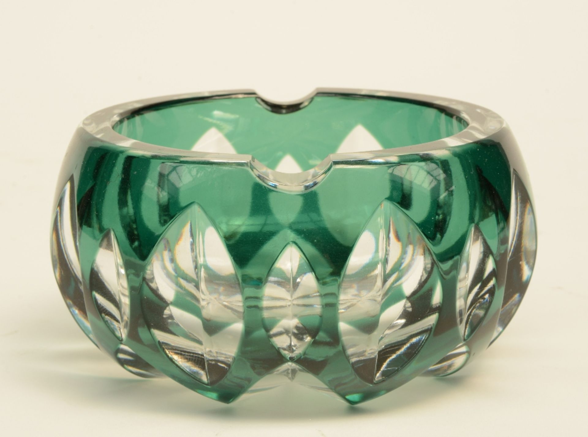 A Val St. Lambert green cut to clear crystal vase and ashtray; added a ditto vase, H 6 - 26,5 - 27,5 - Bild 7 aus 7