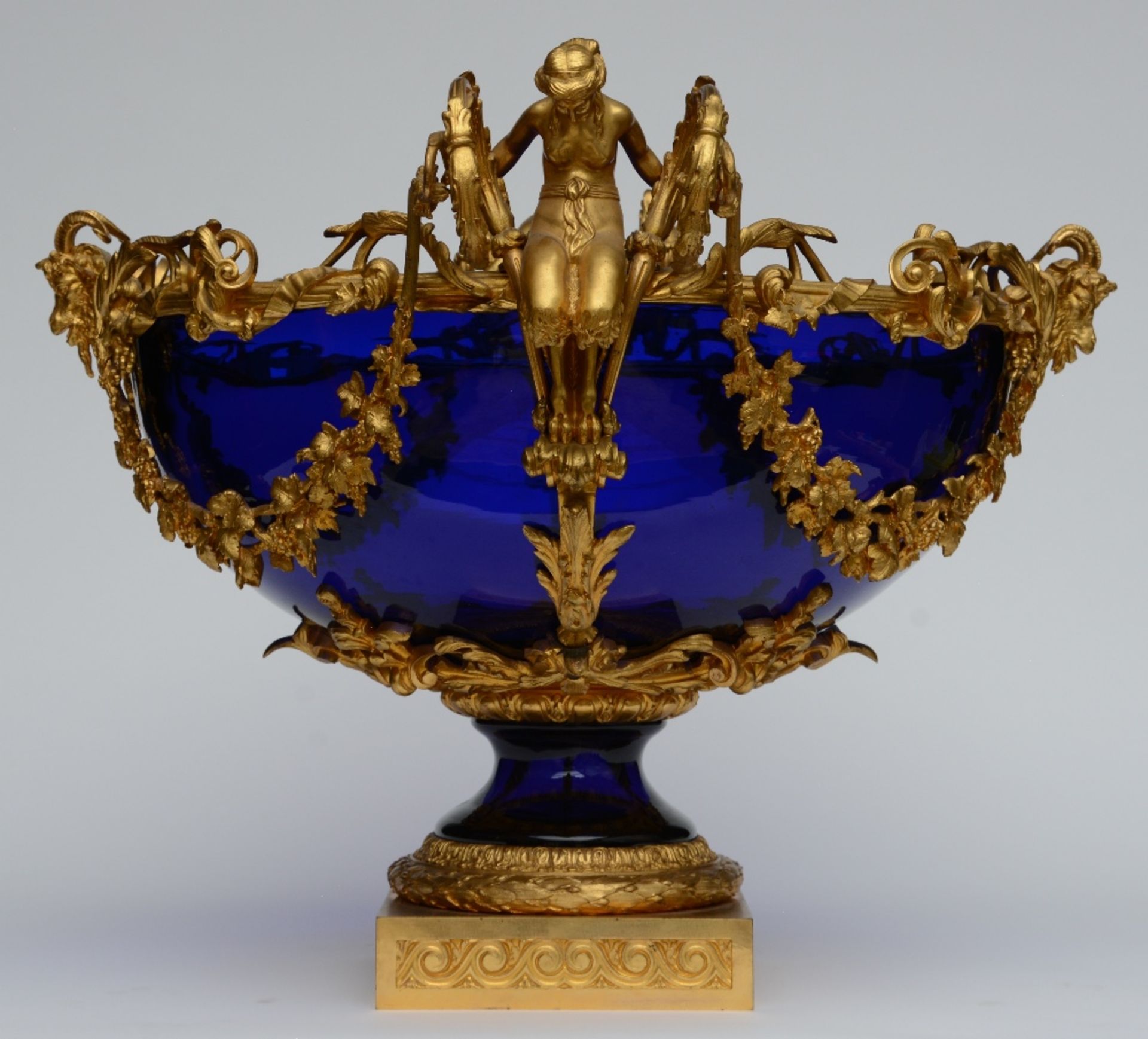 A rare cobalt blue crystal garniture with a fine Neoclassical ormolu mount, probably French, ca. - Bild 11 aus 11