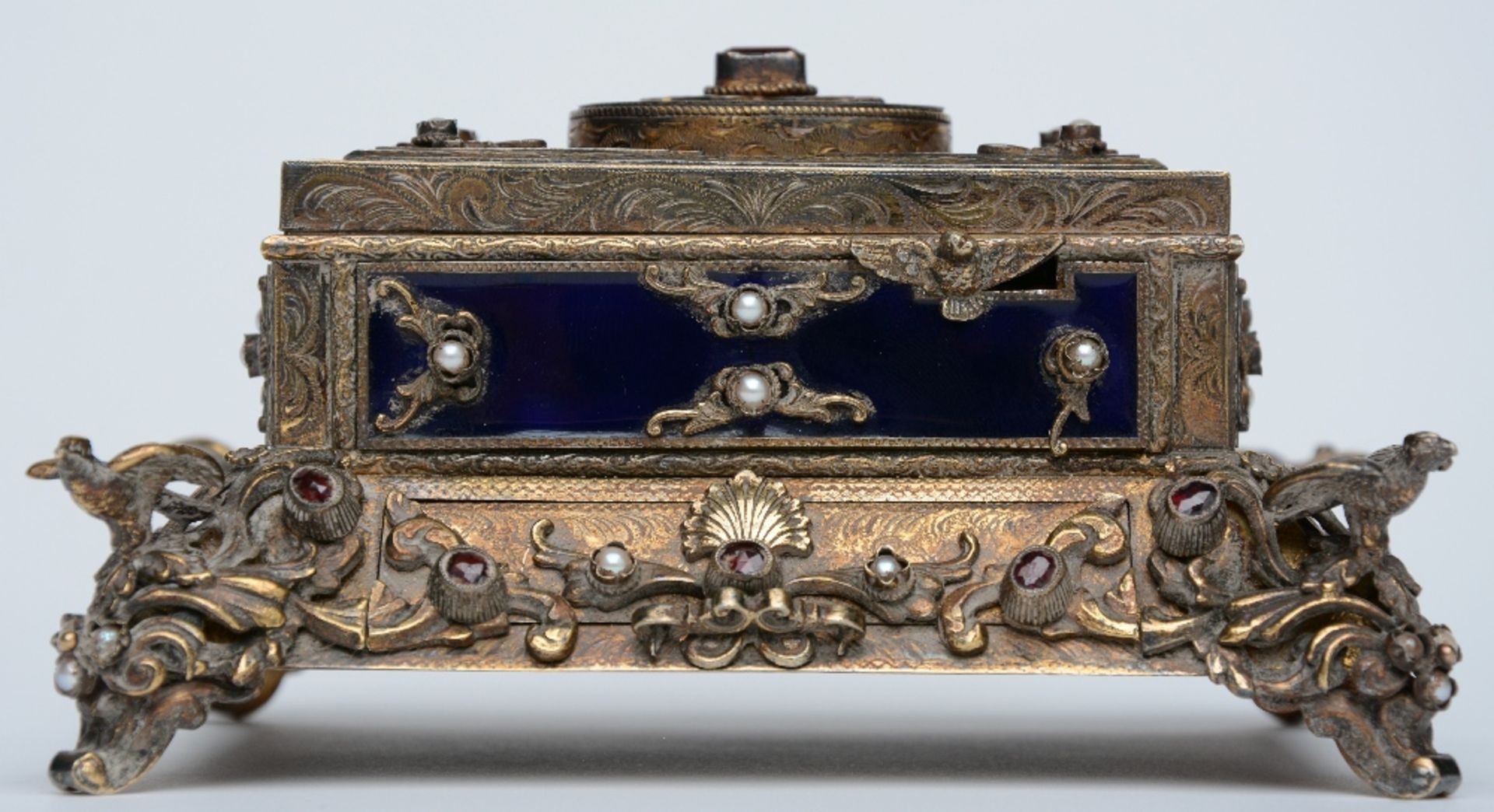 An exceptional gilt silver music box, partially cobalt blue enamelled, ruby set and inlaid with - Bild 3 aus 11