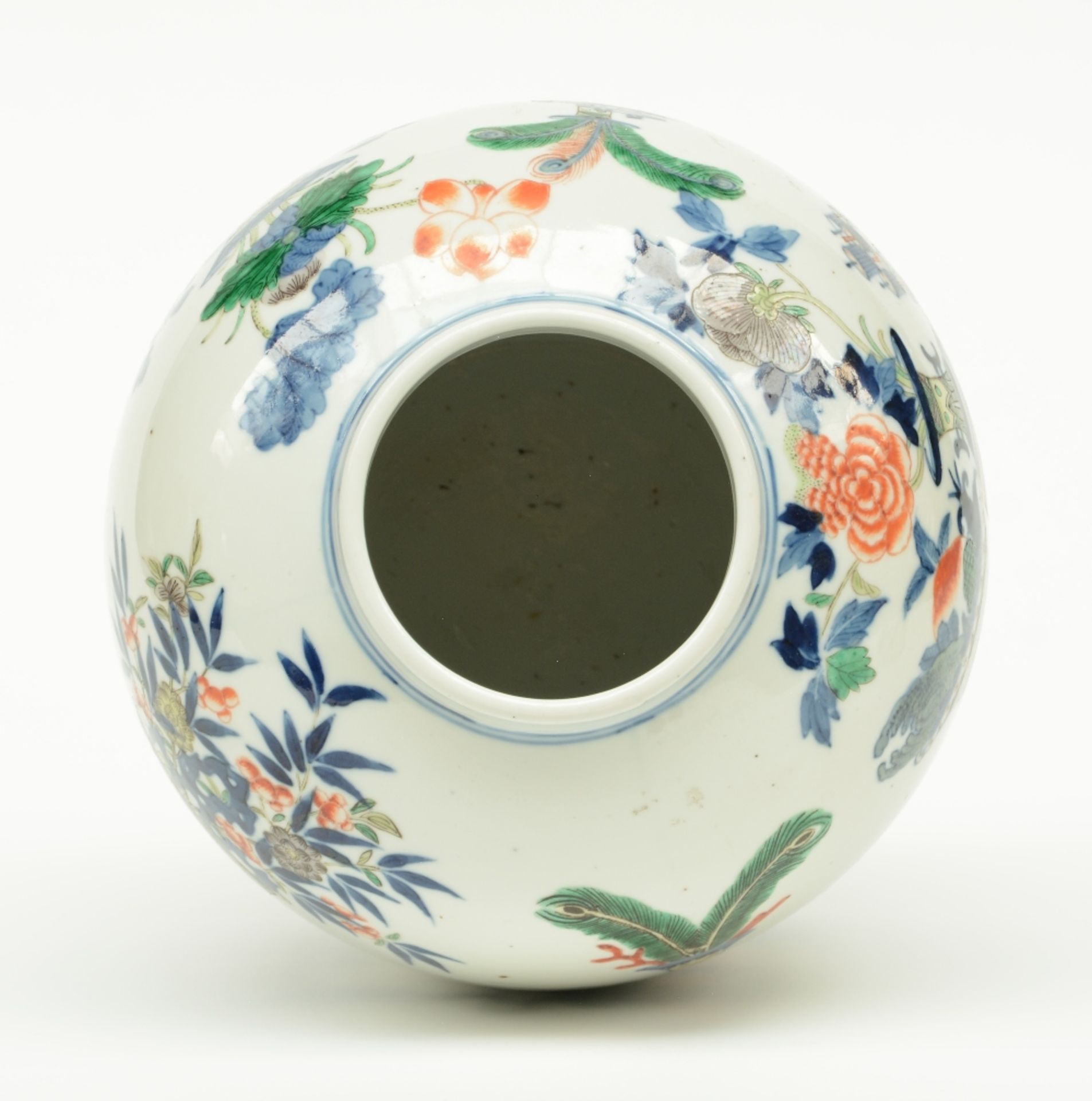 A Chinese polychrome ginger jar, decorated with flowers and antiquities, marked Kangxi, 19thC, H - Bild 5 aus 8