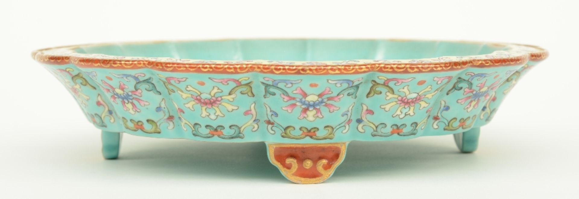 A small Chinese turquoise ground and polychrome cache-pot, decorated with flowers and bats, H 8 cm - - Bild 8 aus 10